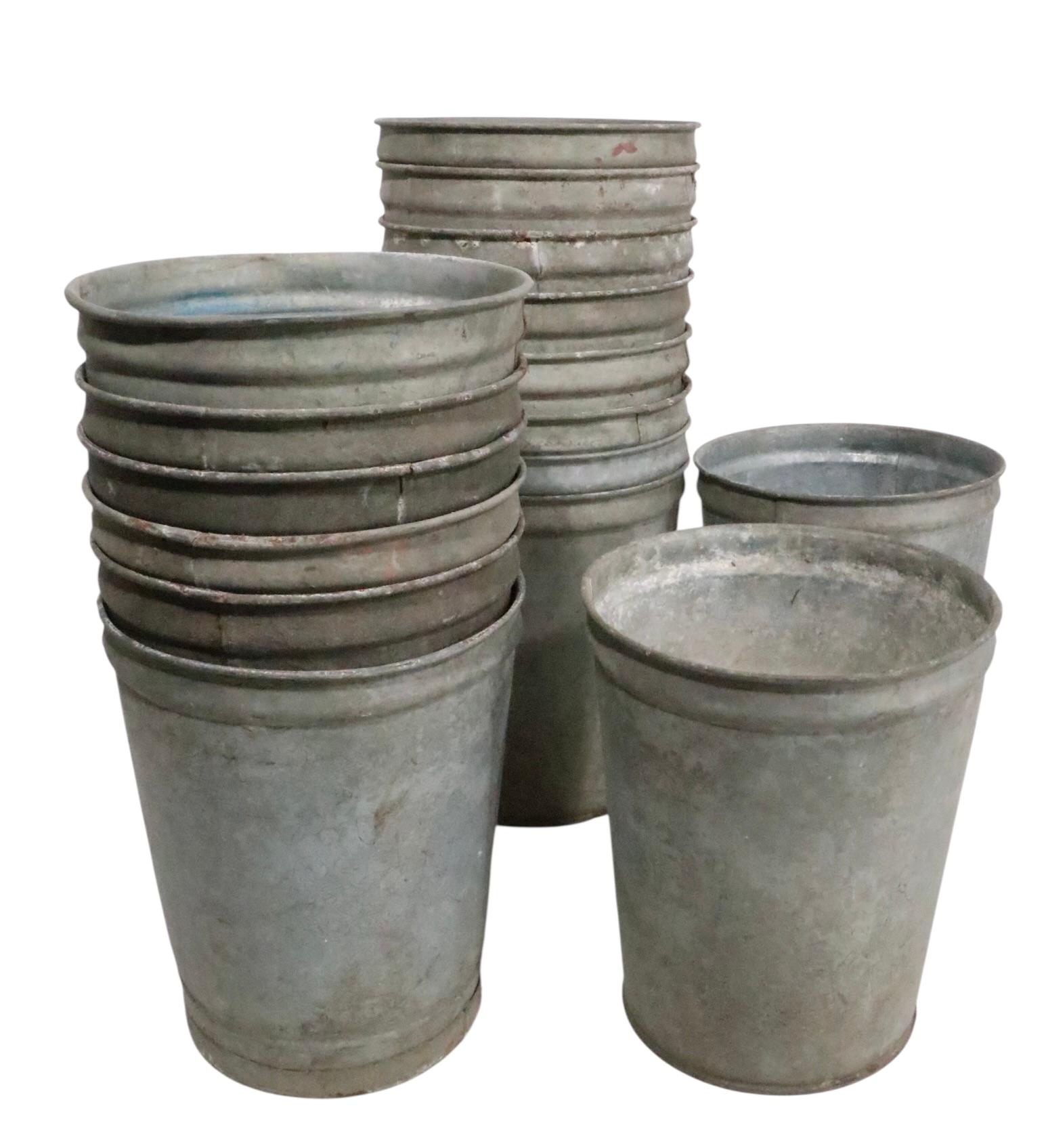 Cubos de hojalata galvanizada de estilo industrial rústico 16 disponibles siglo XX en venta
