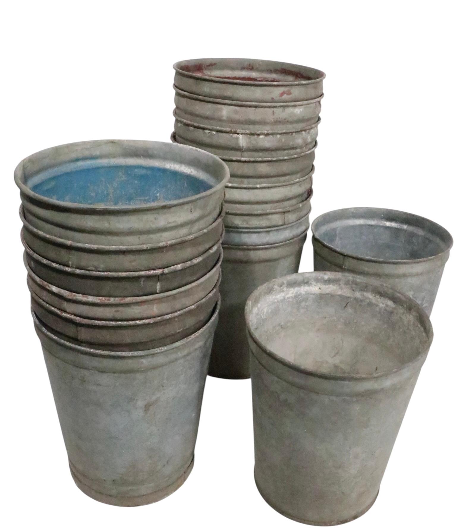 Cubos de hojalata galvanizada de estilo industrial rústico 16 disponibles Estaño en venta