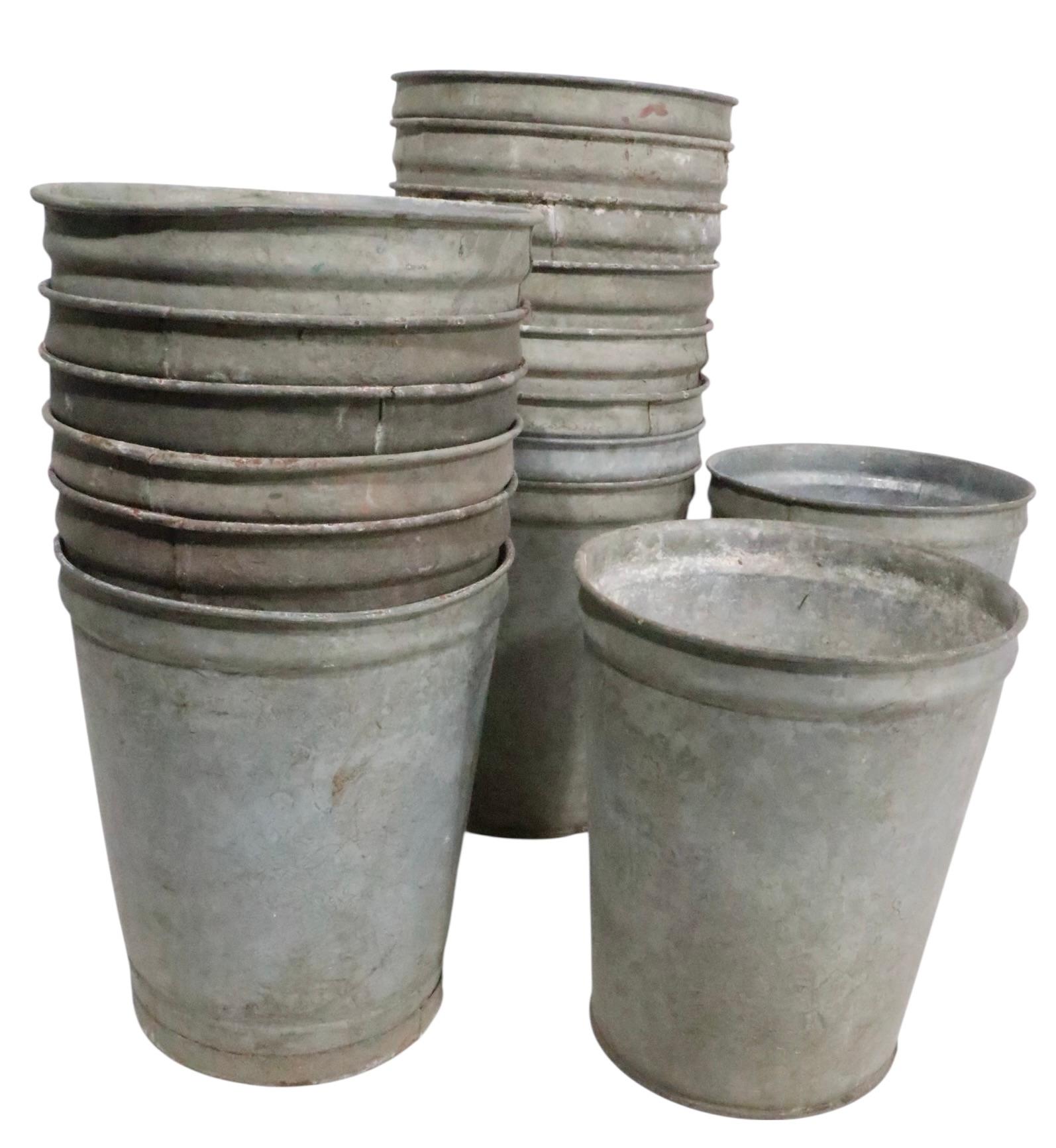 Cubos de hojalata galvanizada de estilo industrial rústico 16 disponibles en venta 1