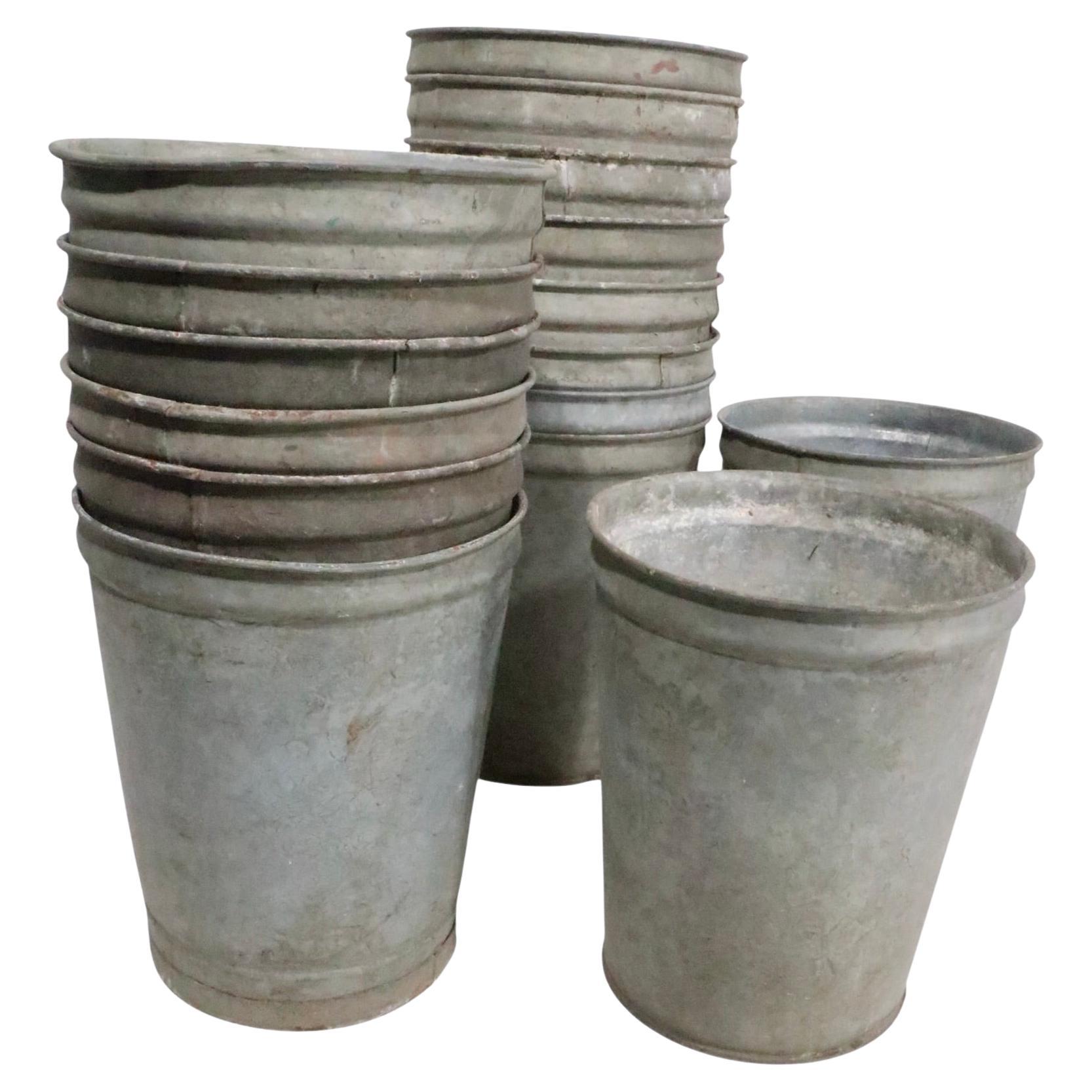Cubos de hojalata galvanizada de estilo industrial rústico 16 disponibles