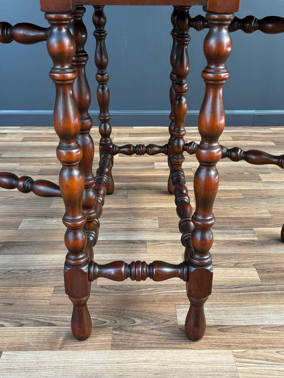 Table de ferme rustique en acajou, à abattant, avec pieds en forme de porte en vente 3