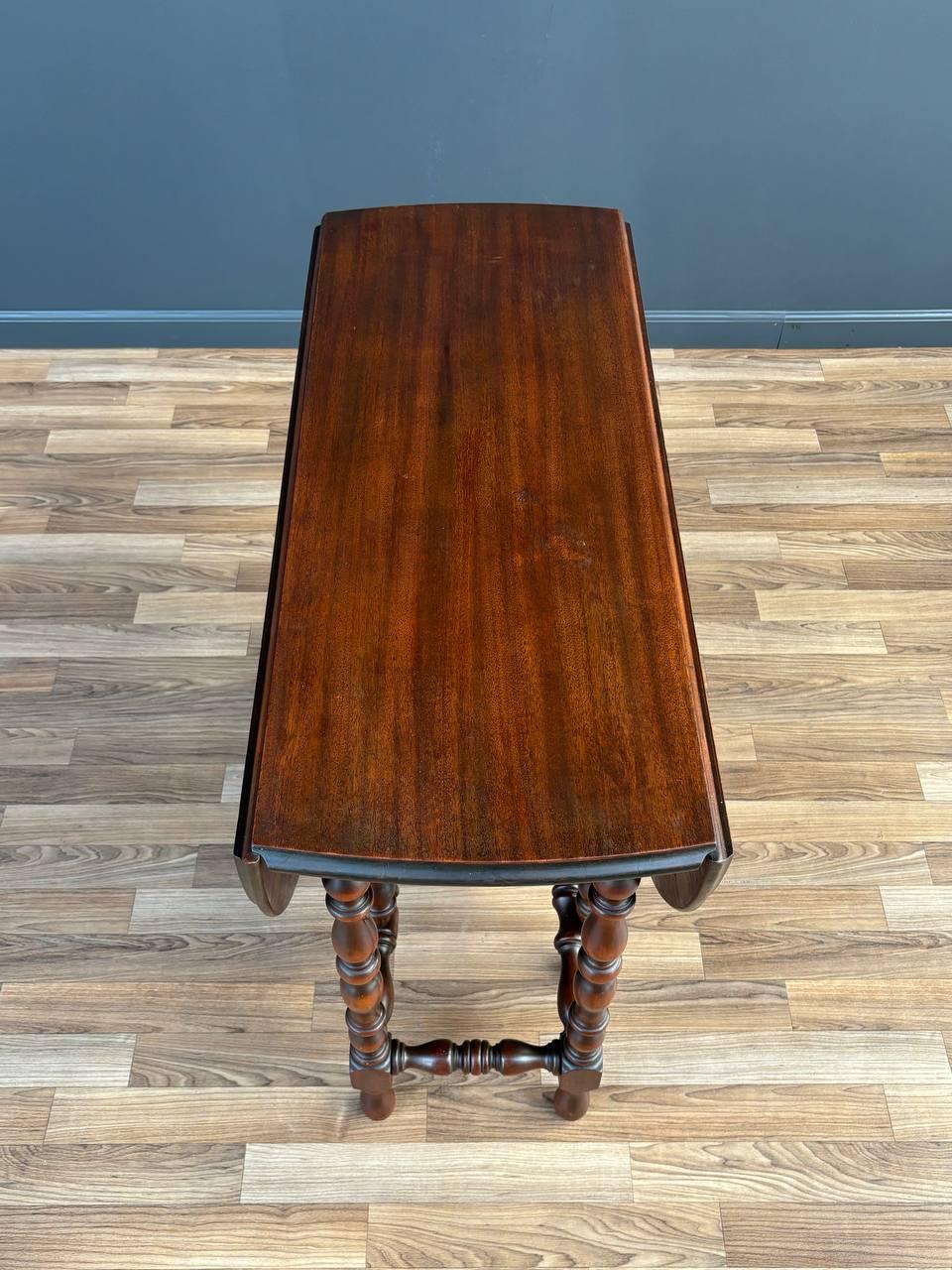 Rustic Farmhouse Mahogany Drop Leaf Gate Leg Table In Good Condition For Sale In Los Angeles, CA