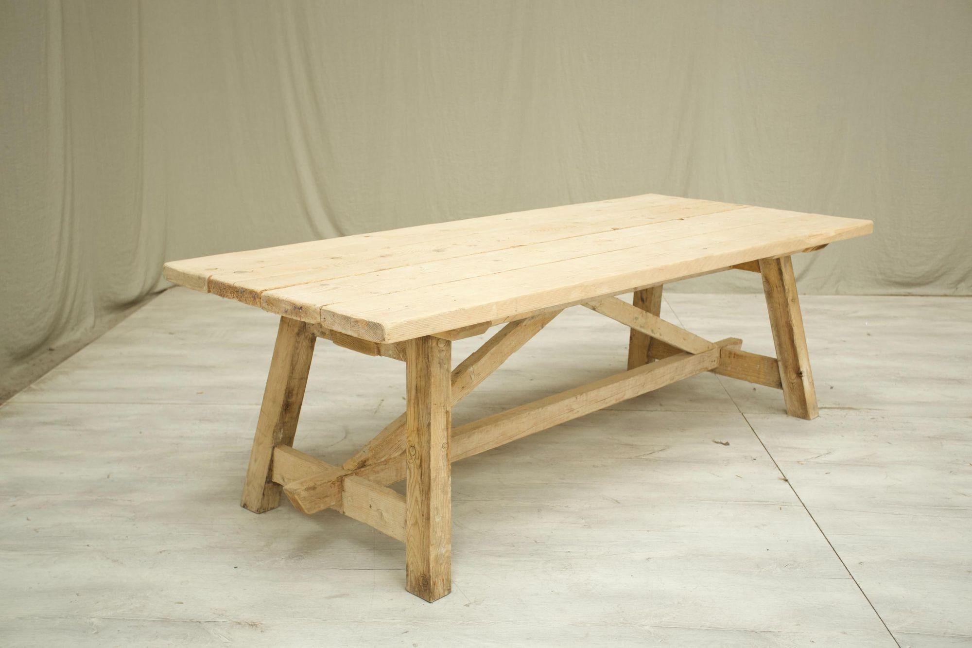 Ce sont les derniers modèles de notre gamme de tables à manger sur mesure. Nous les faisons fabriquer dans le sud de la France par un artisan talentueux qui utilise d'épaisses planches de pin récupérées à l'époque pour créer ces tables à manger