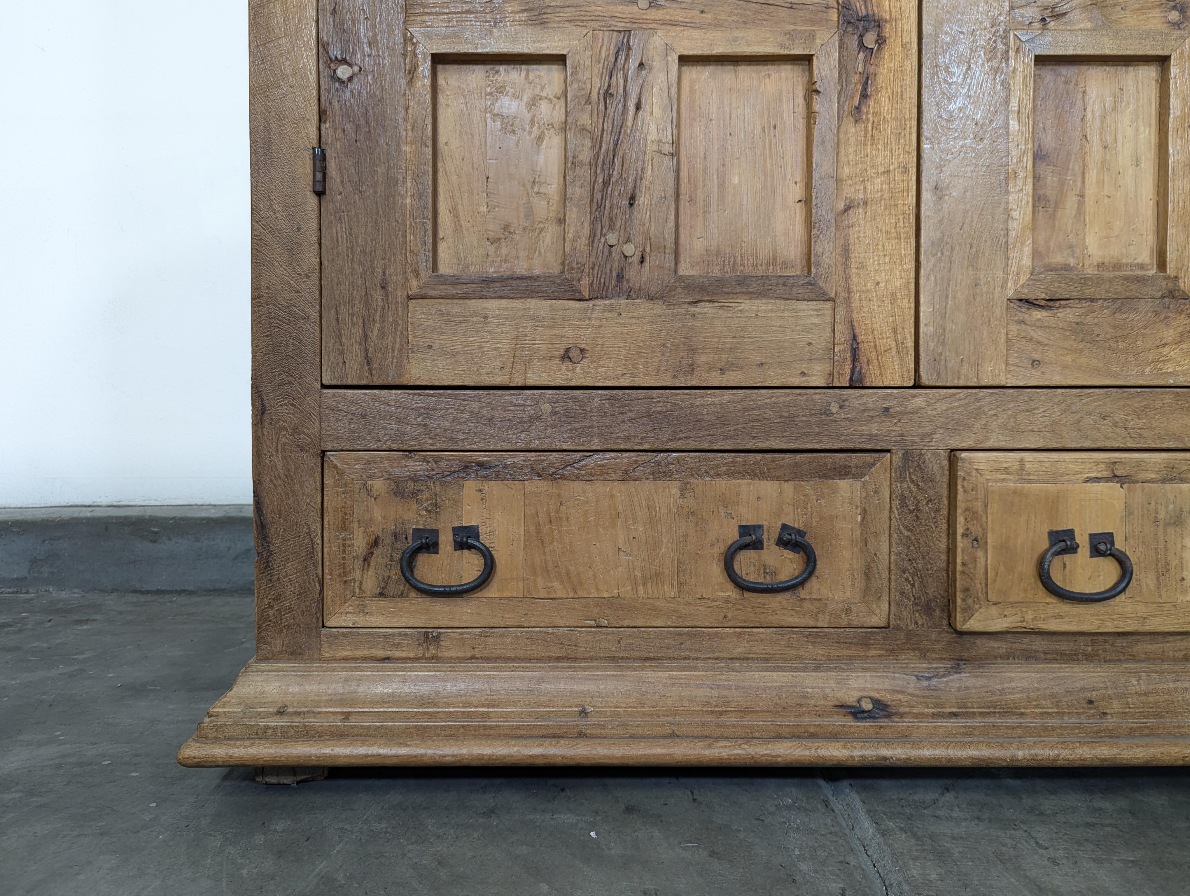Rustikaler Bauernschrank aus massivem Kiefernholz aus Mexiko, ca. 1970er Jahre 11