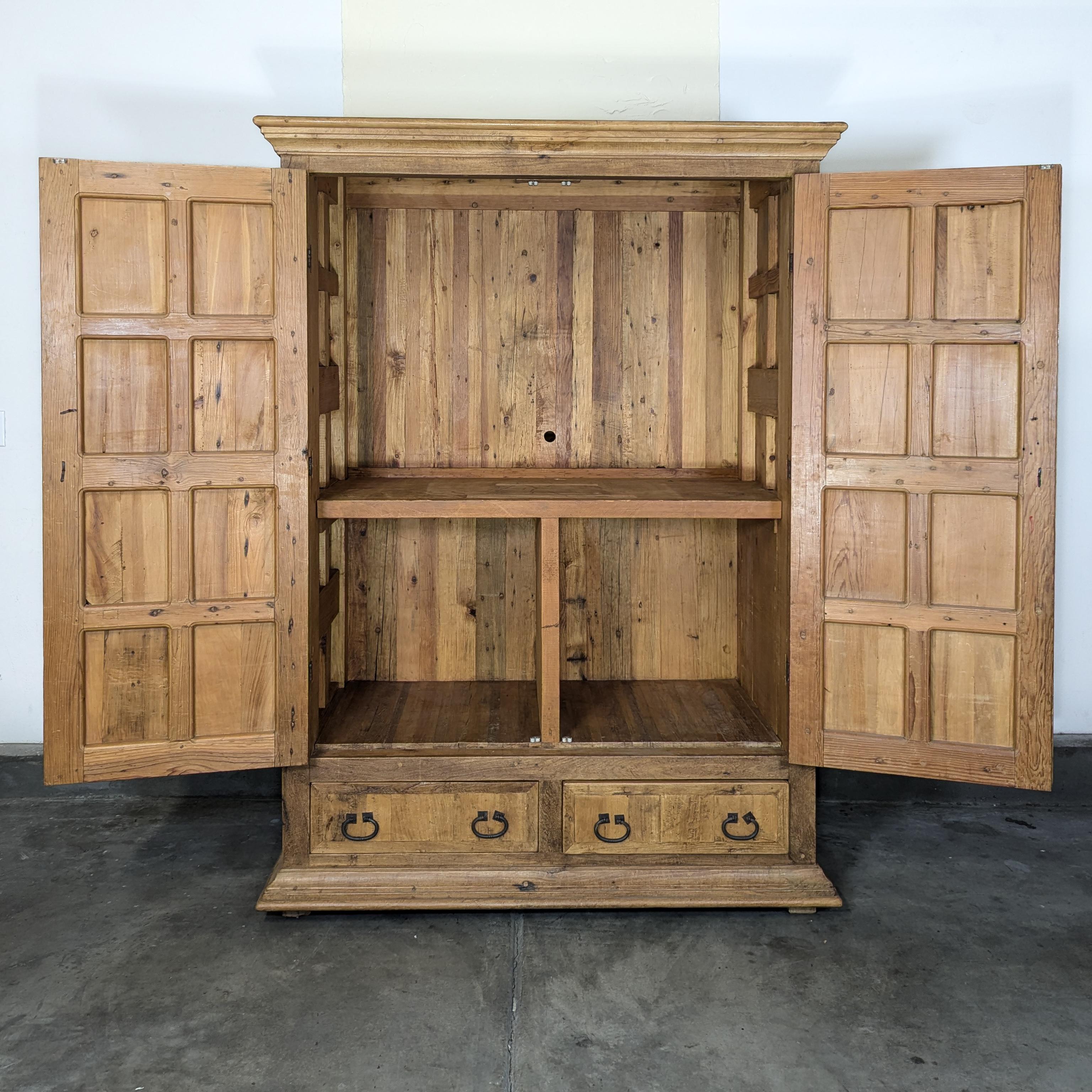Rustikaler Bauernschrank aus massivem Kiefernholz aus Mexiko, ca. 1970er Jahre (Mexikanisch)