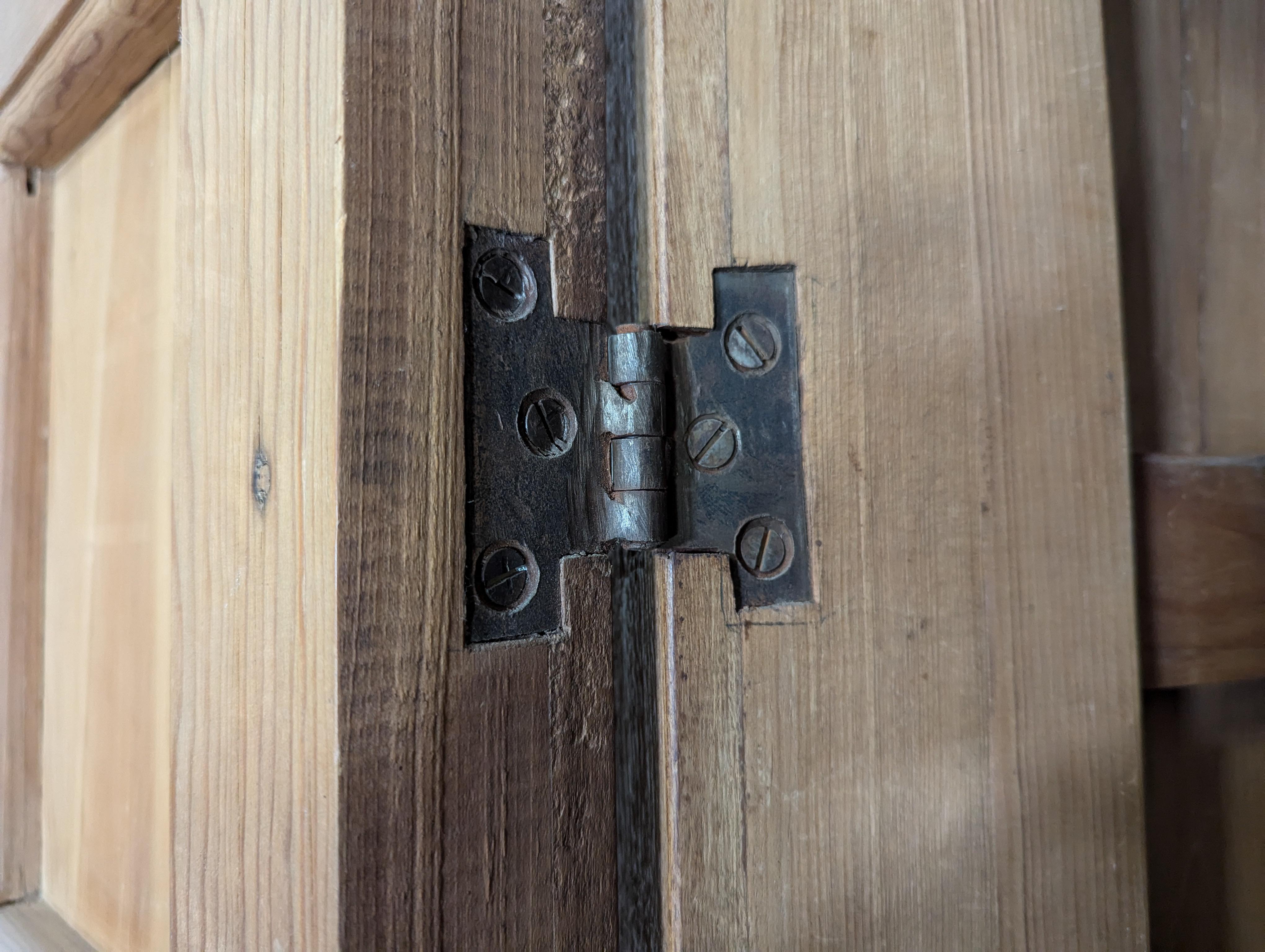 Rustikaler Bauernschrank aus massivem Kiefernholz aus Mexiko, ca. 1970er Jahre (20. Jahrhundert)