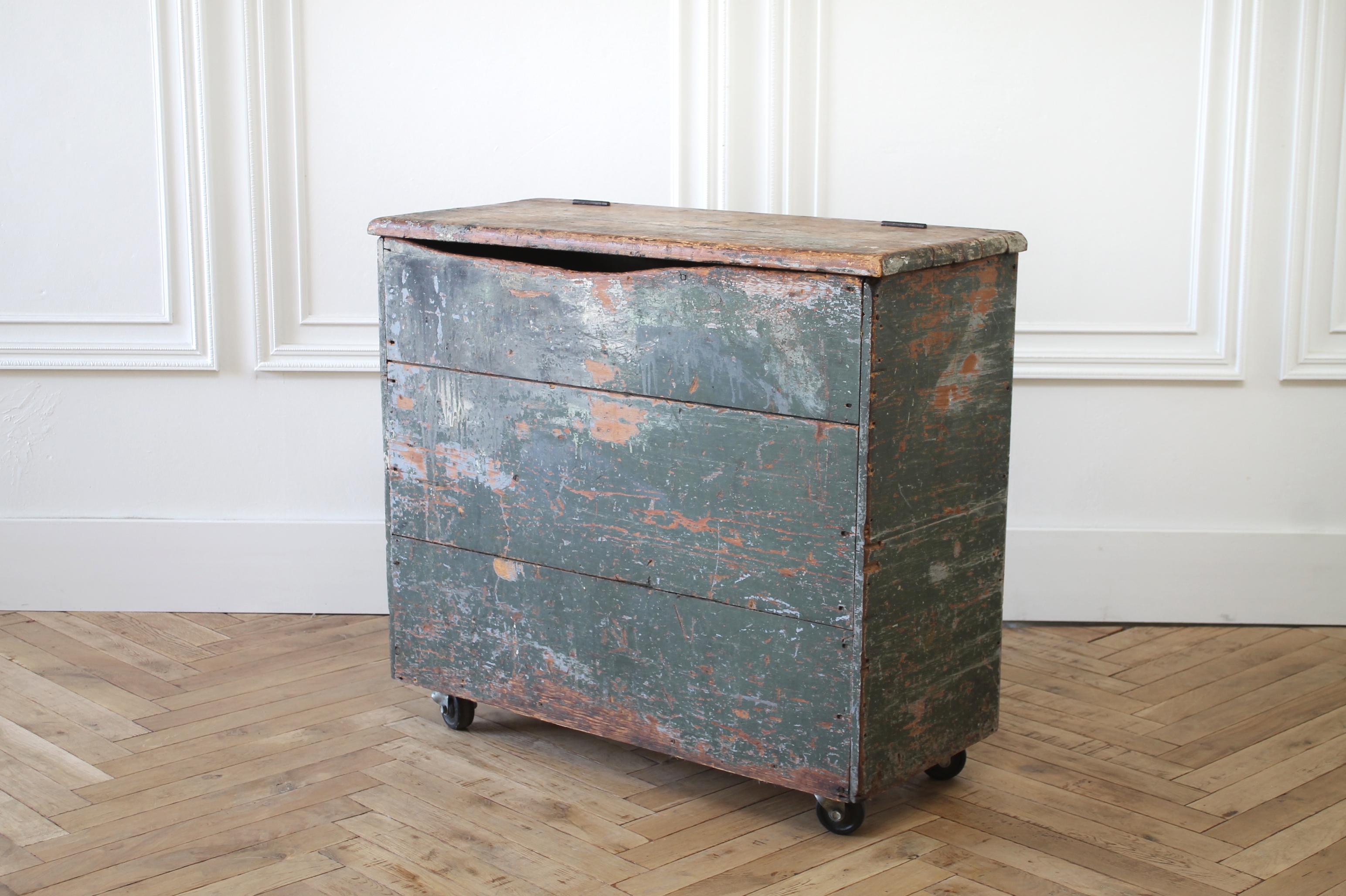 Rustic farmhouse table grain bin with original painted finish
This rustic bin can serve for many uses, our favorite is as a table in an entry.
Original painted patina add rustic charm.
Inside has been lined with a wood veneer, it is clean and can