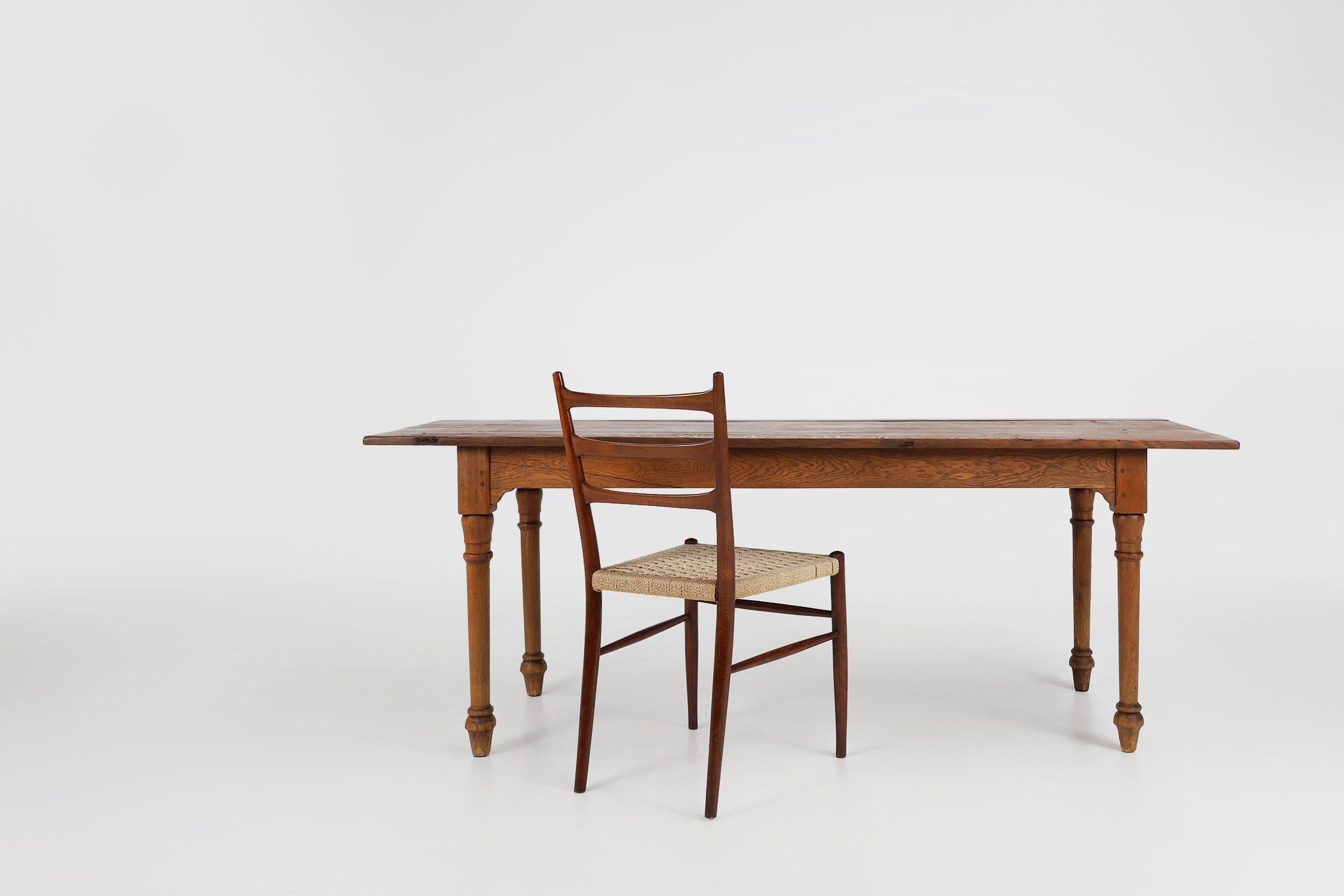 France / 1850 / table de salle à manger / bois de chêne / Rustique / Milieu de siècle

Table rustique en bois de chêne fabriquée vers 1850 en France. Cette table de ferme présente un plateau en planches caractéristique et des pieds tournés.