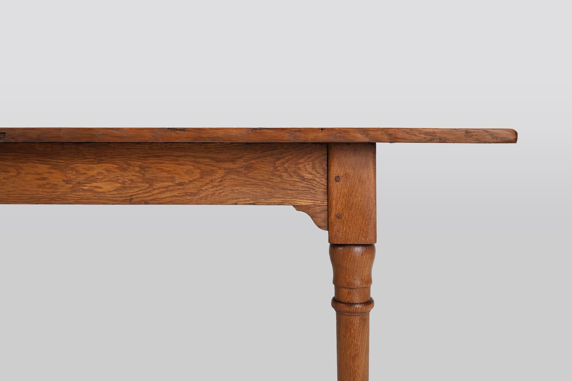 Français Table de ferme rustique en bois d'Oak Oak, France ca. 1850 en vente