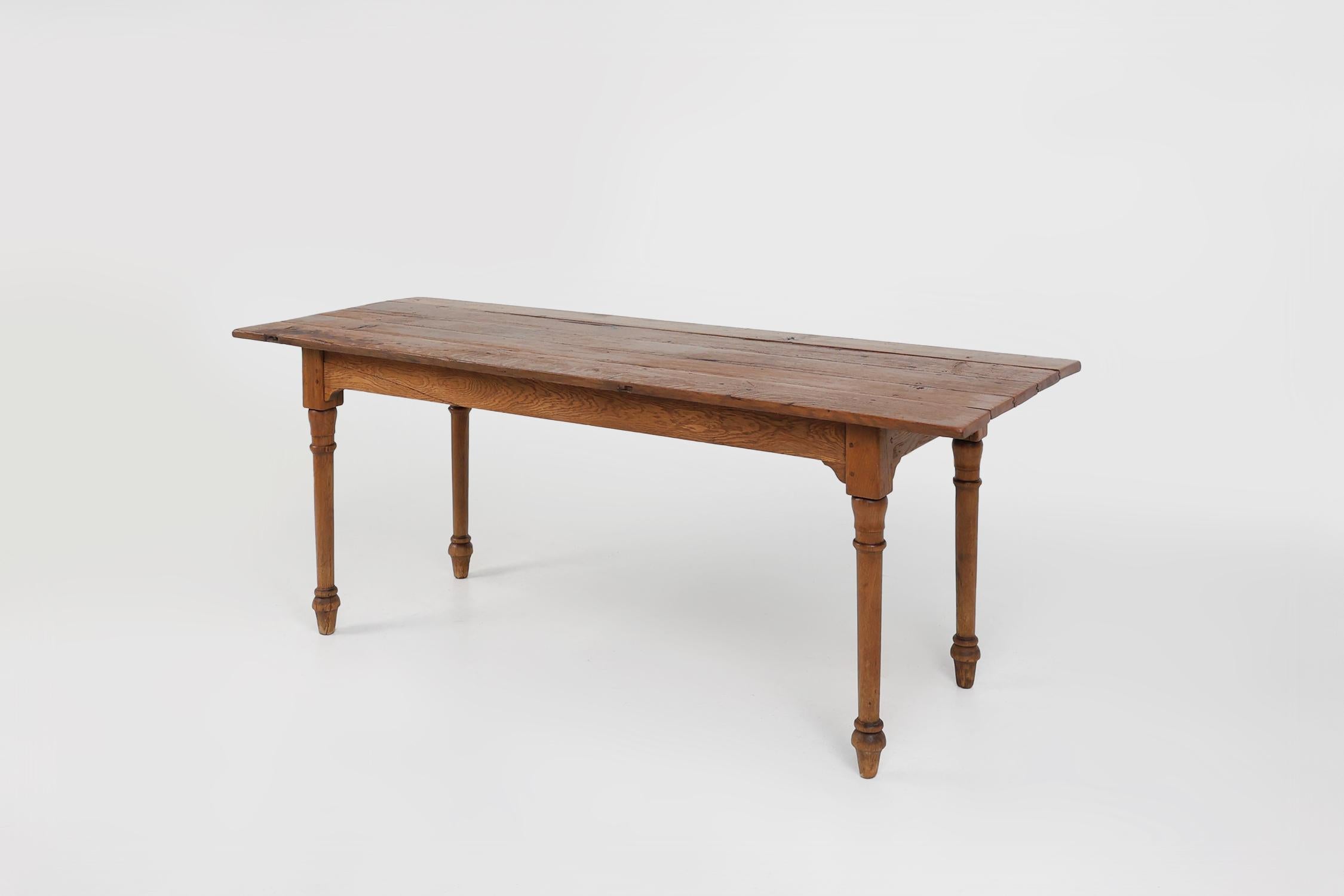 Sculpté Table de ferme rustique en bois d'Oak Oak, France ca. 1850 en vente