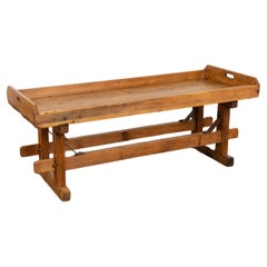 Table basse rustique en pin à tréteaux, Suède vers 1890