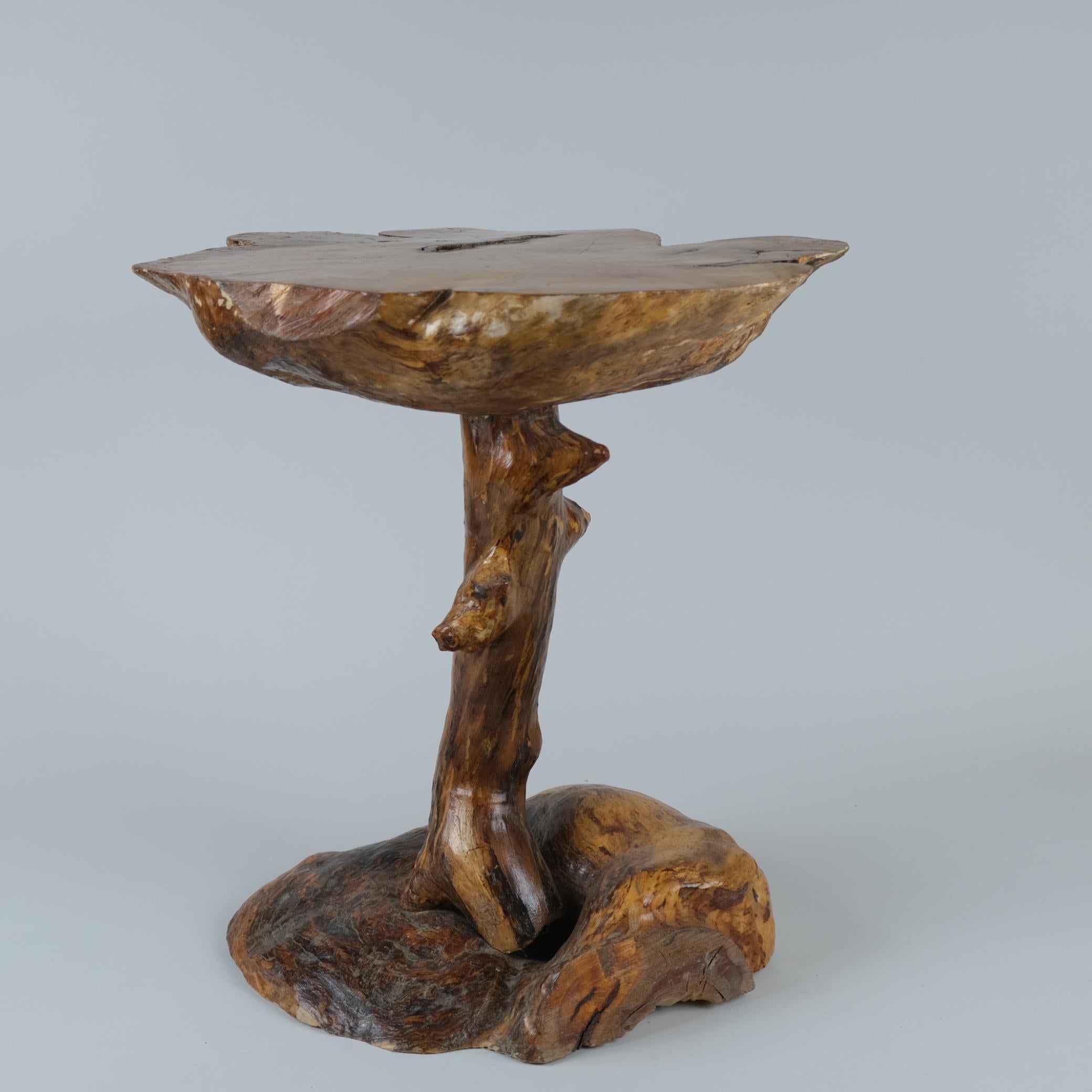 Mesa auxiliar rústica finlandesa de madera orgánica, Finlandia Años 60 en venta 2