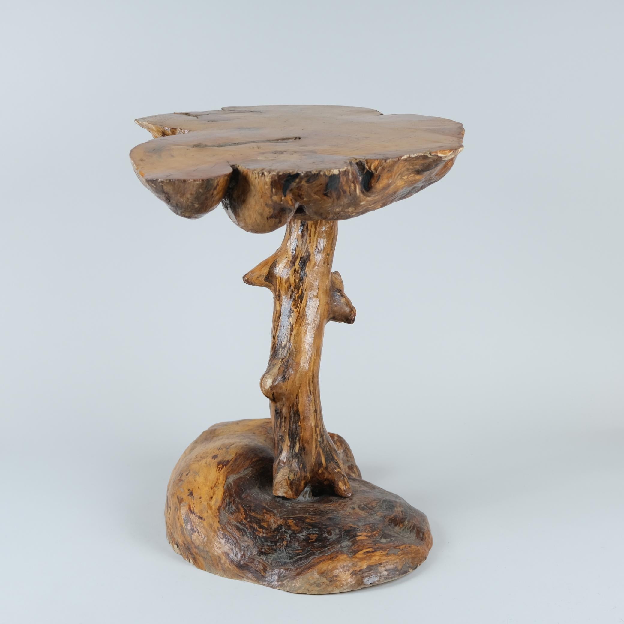 Una preciosa mesa auxiliar de diseño orgánico fabricada en madera natural y burl. Aunque la naturaleza es la diseñadora por excelencia, ha hecho falta tener buen ojo y saber diseñar para combinar estas piezas de una forma tan bella.  manera fluida.