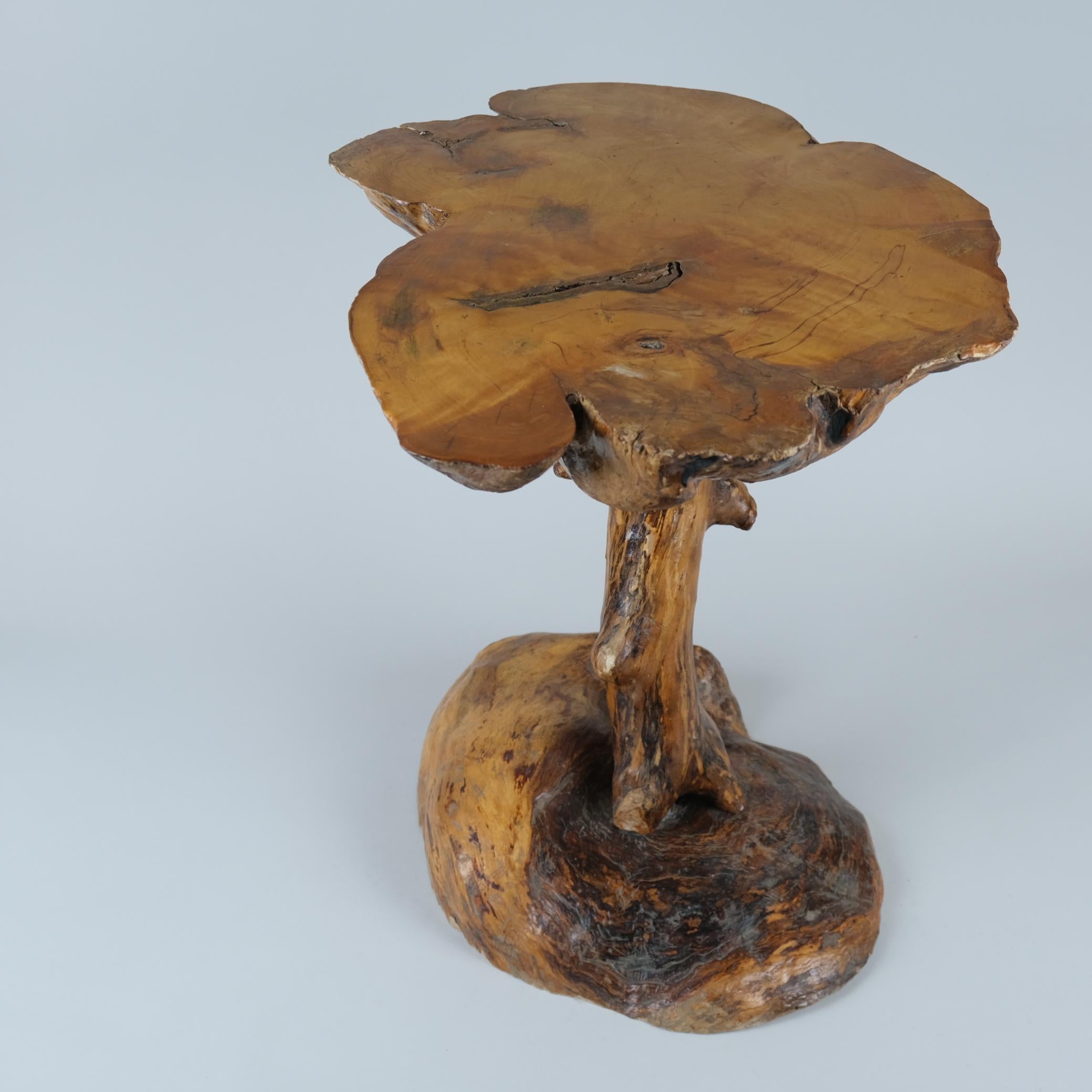 Mesa auxiliar rústica finlandesa de madera orgánica, Finlandia Años 60 De campo en venta