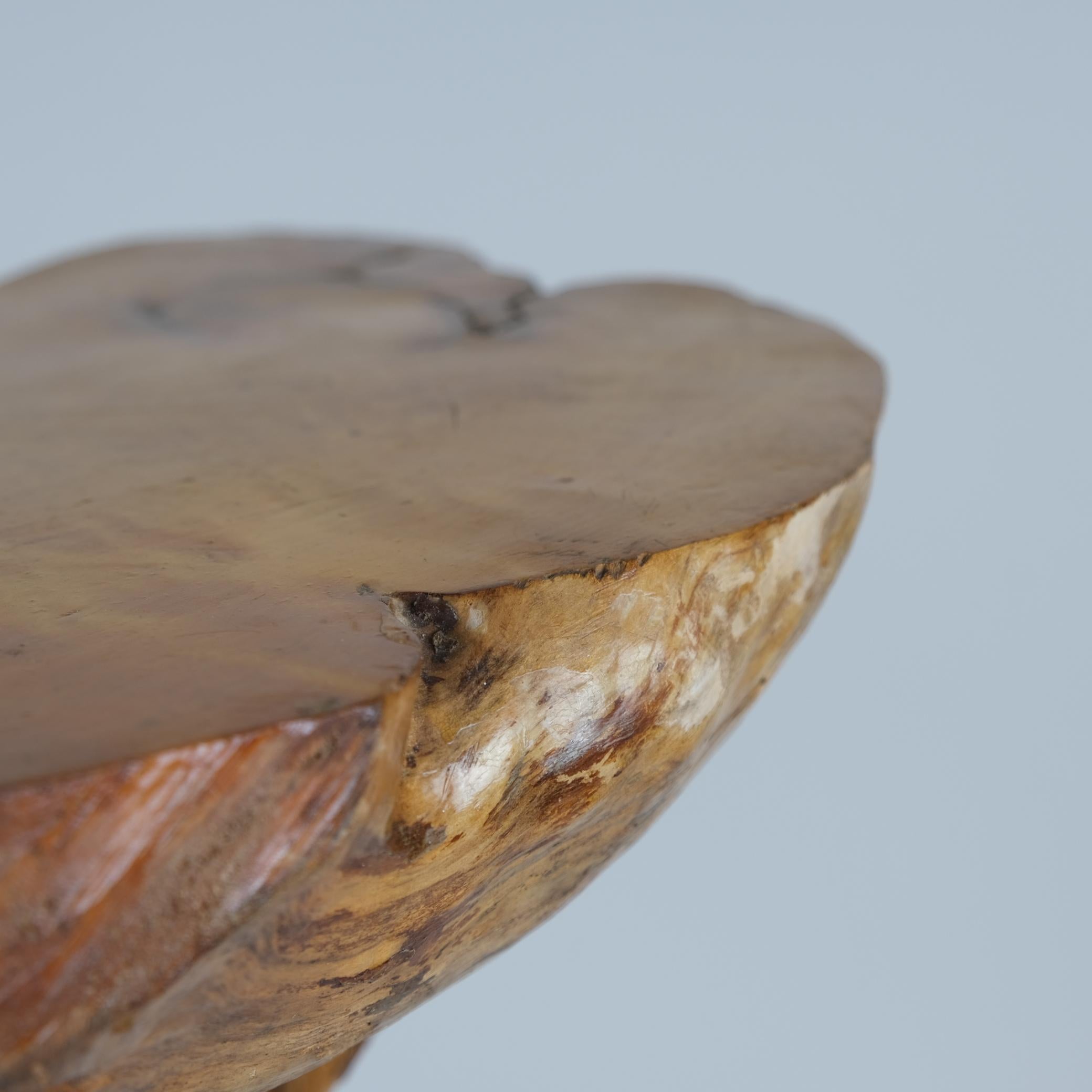 Mesa auxiliar rústica finlandesa de madera orgánica, Finlandia Años 60 en Bueno estado para la venta en Helsinki, FI