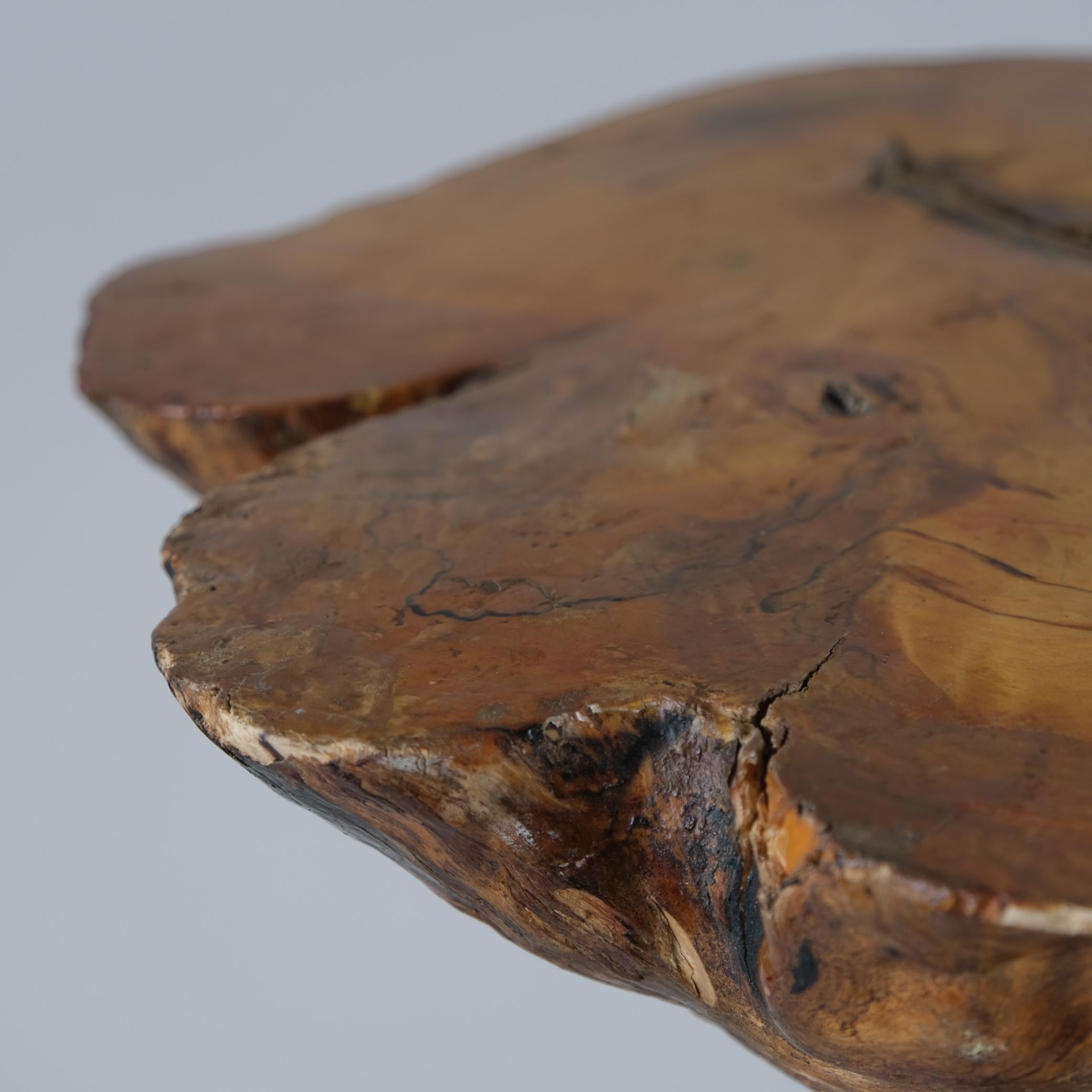 Mesa auxiliar rústica finlandesa de madera orgánica, Finlandia Años 60 mediados del siglo XX en venta