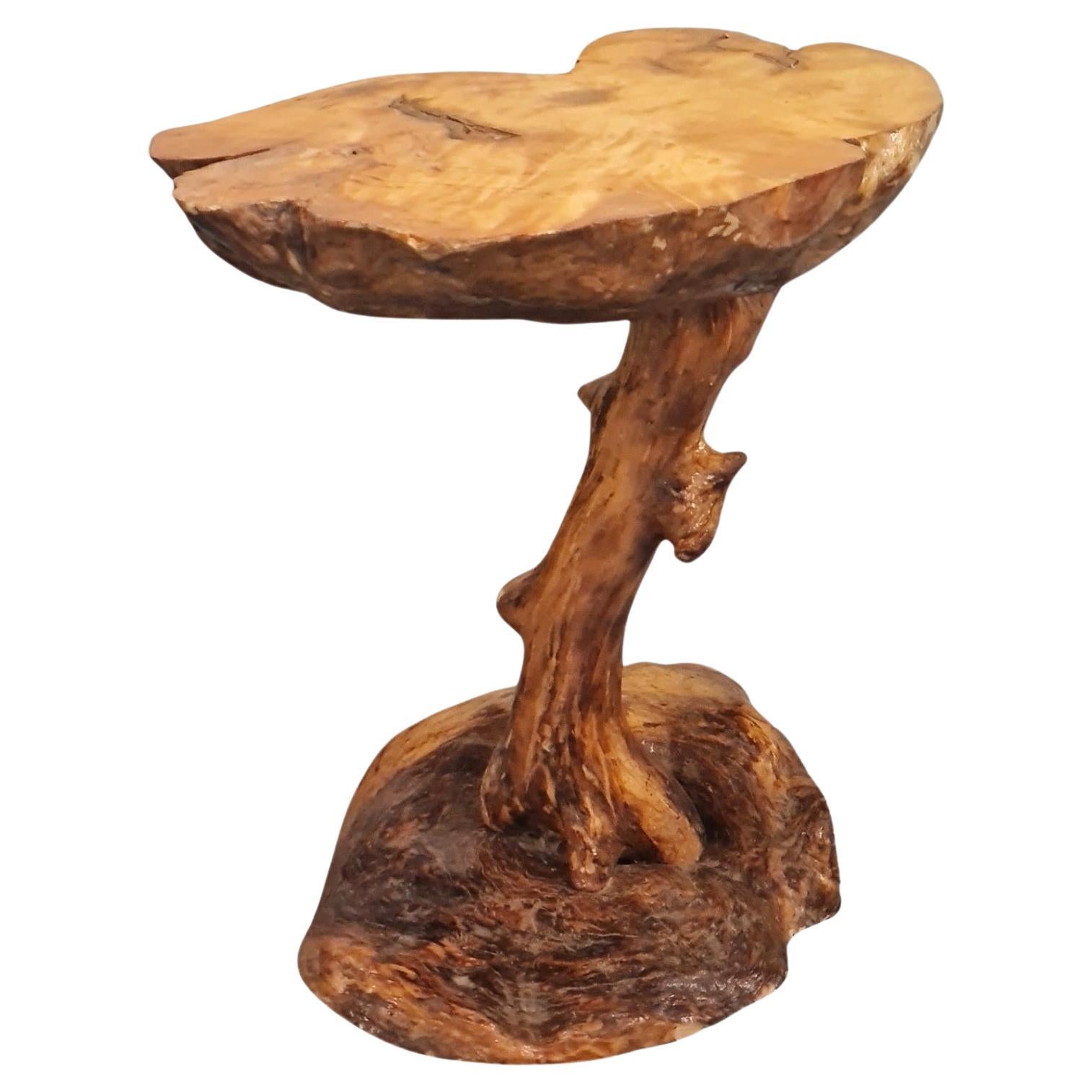 Mesa auxiliar rústica finlandesa de madera orgánica, Finlandia Años 60 en venta