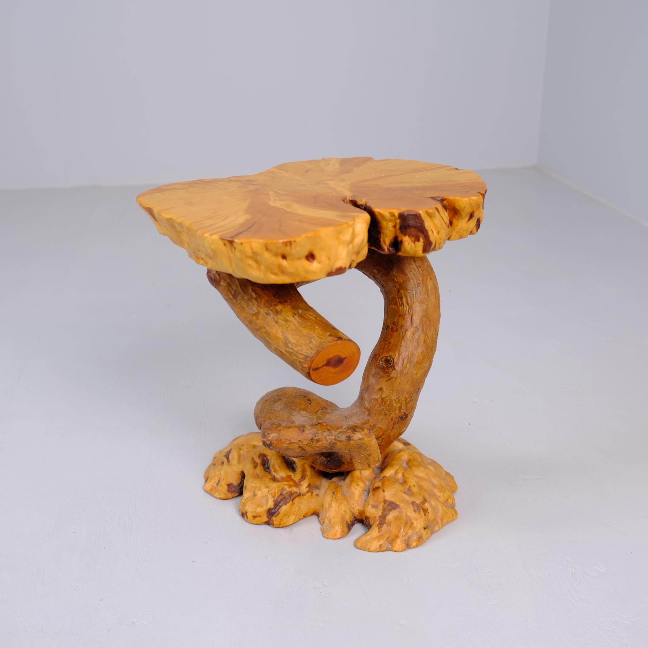 Pequeña mesa/florero rústico finlandés de madera orgánica, Finlandia Años 80 Moderno orgánico en venta