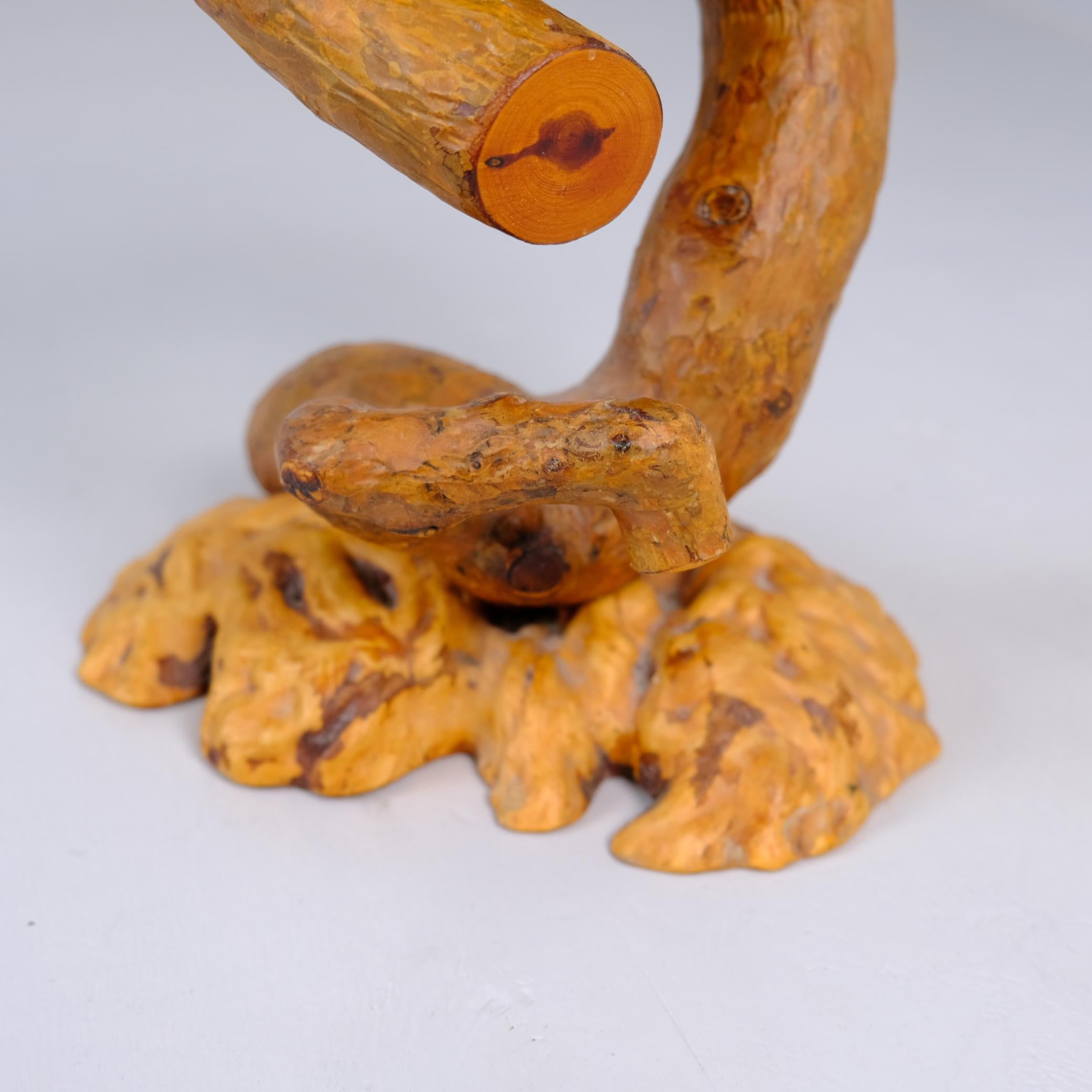 Pequeña mesa/florero rústico finlandés de madera orgánica, Finlandia Años 80 Finlandés en venta