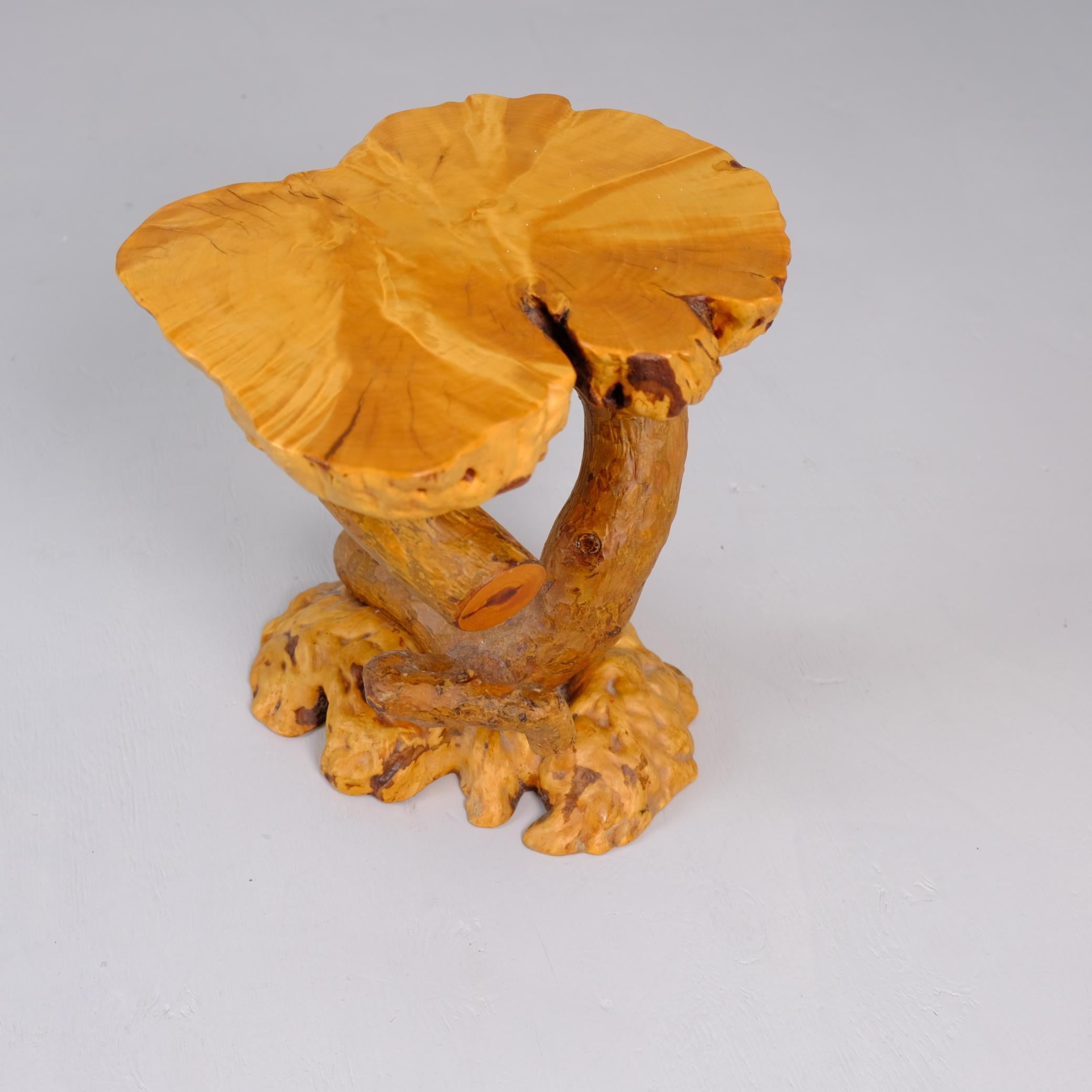 Pequeña mesa/florero rústico finlandés de madera orgánica, Finlandia Años 80 en Bueno estado para la venta en Helsinki, FI