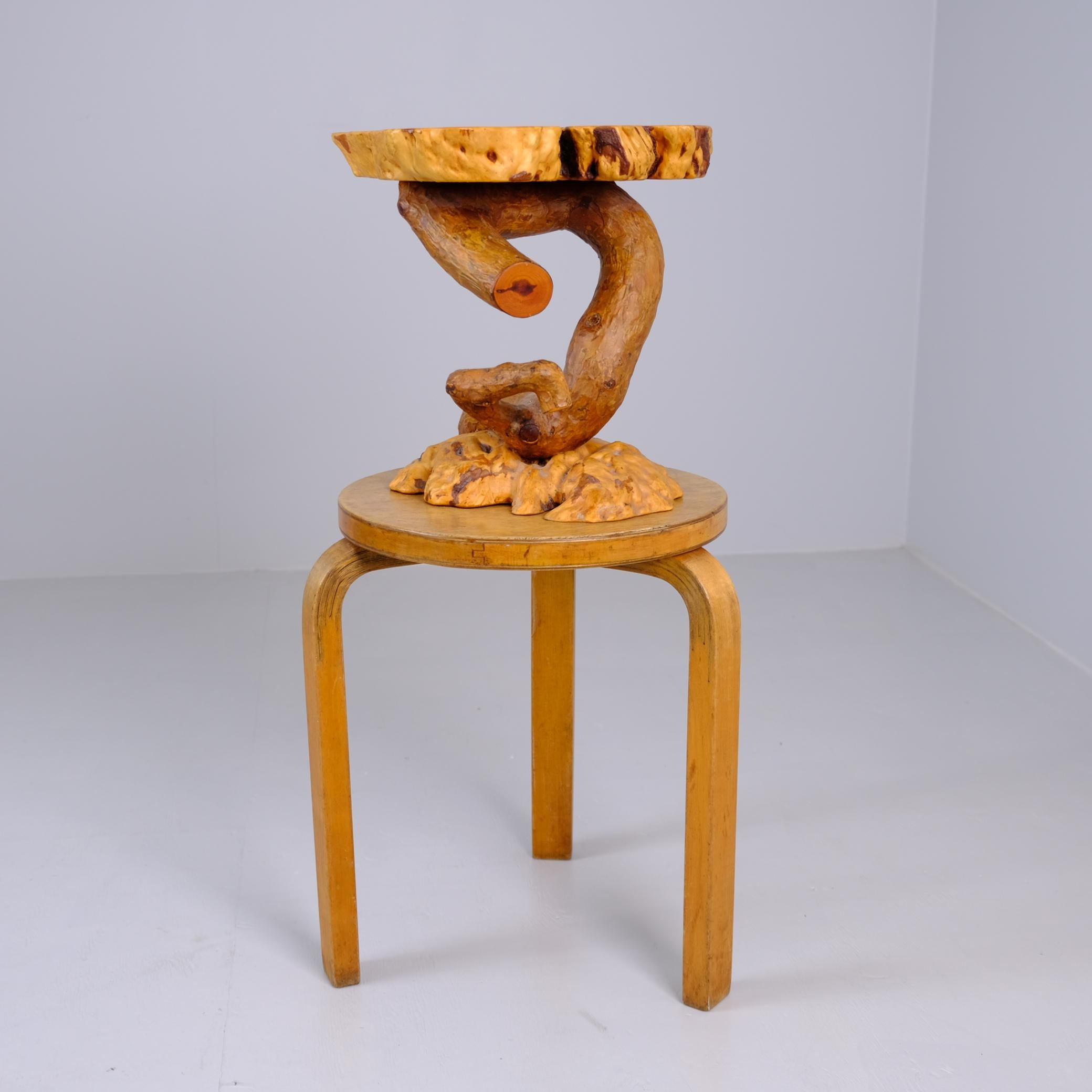 Pequeña mesa/florero rústico finlandés de madera orgánica, Finlandia Años 80 finales del siglo XX en venta