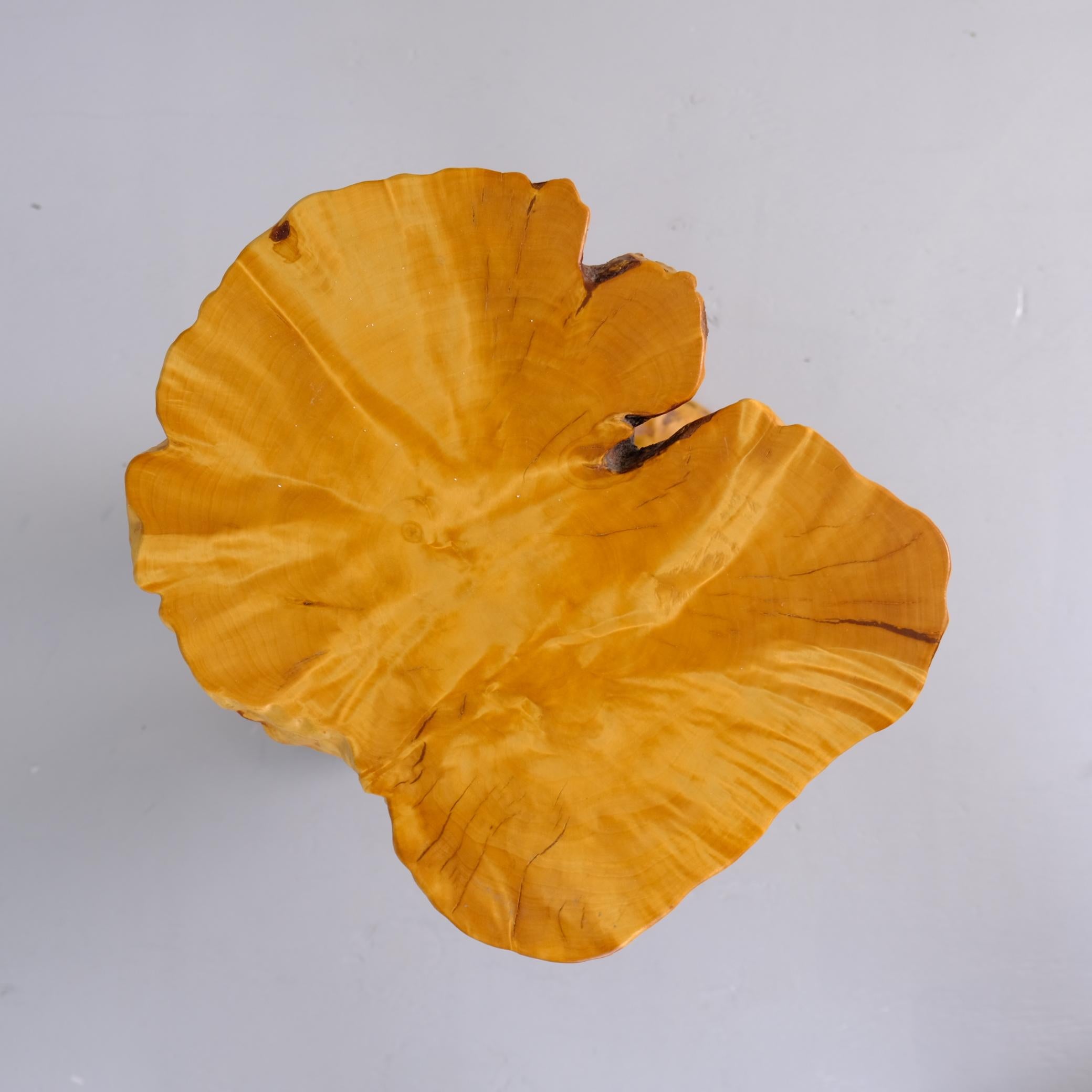 Pequeña mesa/florero rústico finlandés de madera orgánica, Finlandia Años 80 en venta 1