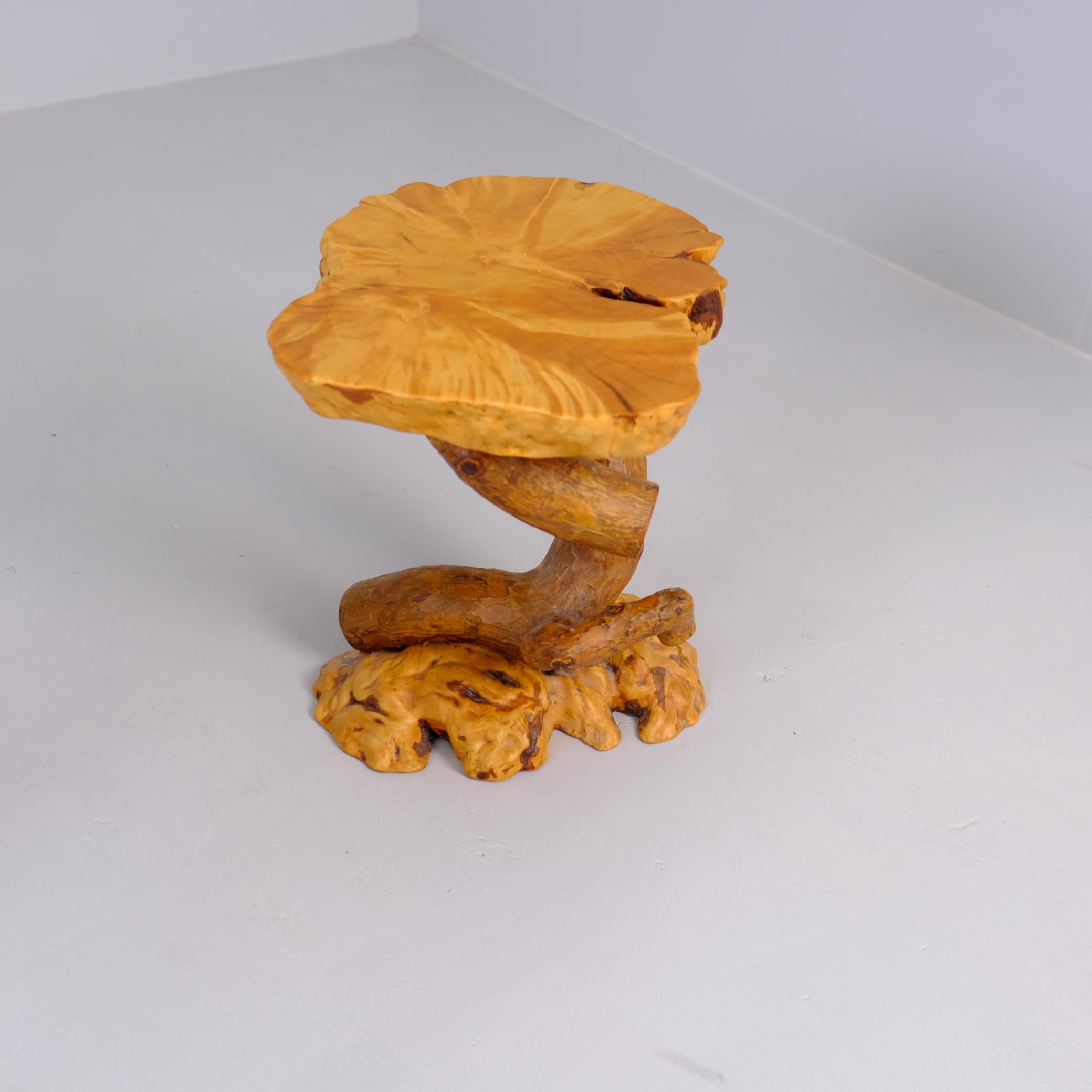 Pequeña mesa/florero rústico finlandés de madera orgánica, Finlandia Años 80 en venta 2