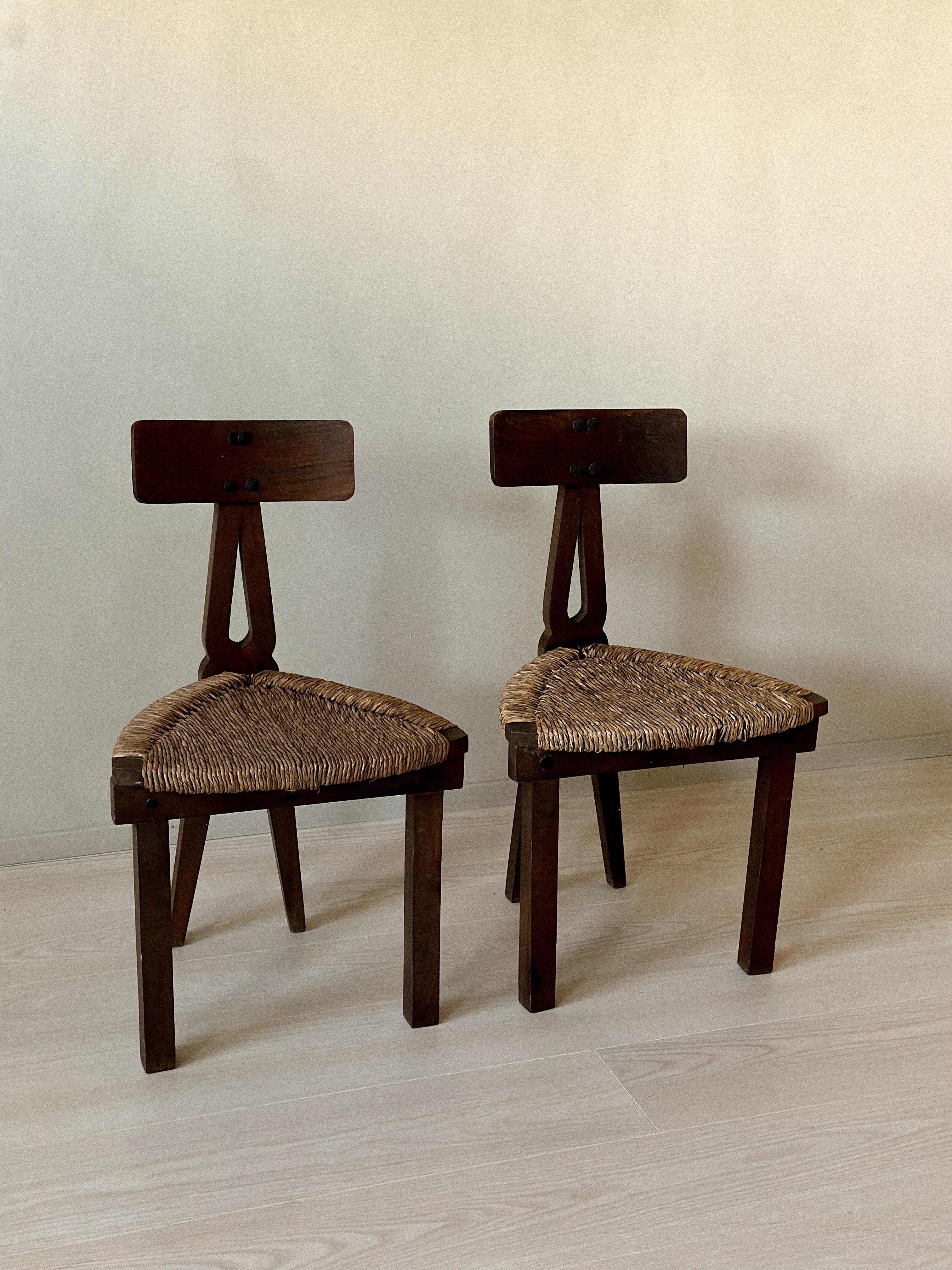 Rustic Fireside Chairs with Sculpted Backrests and Rush Seats, Spain 1960s (Moderne der Mitte des Jahrhunderts) im Angebot