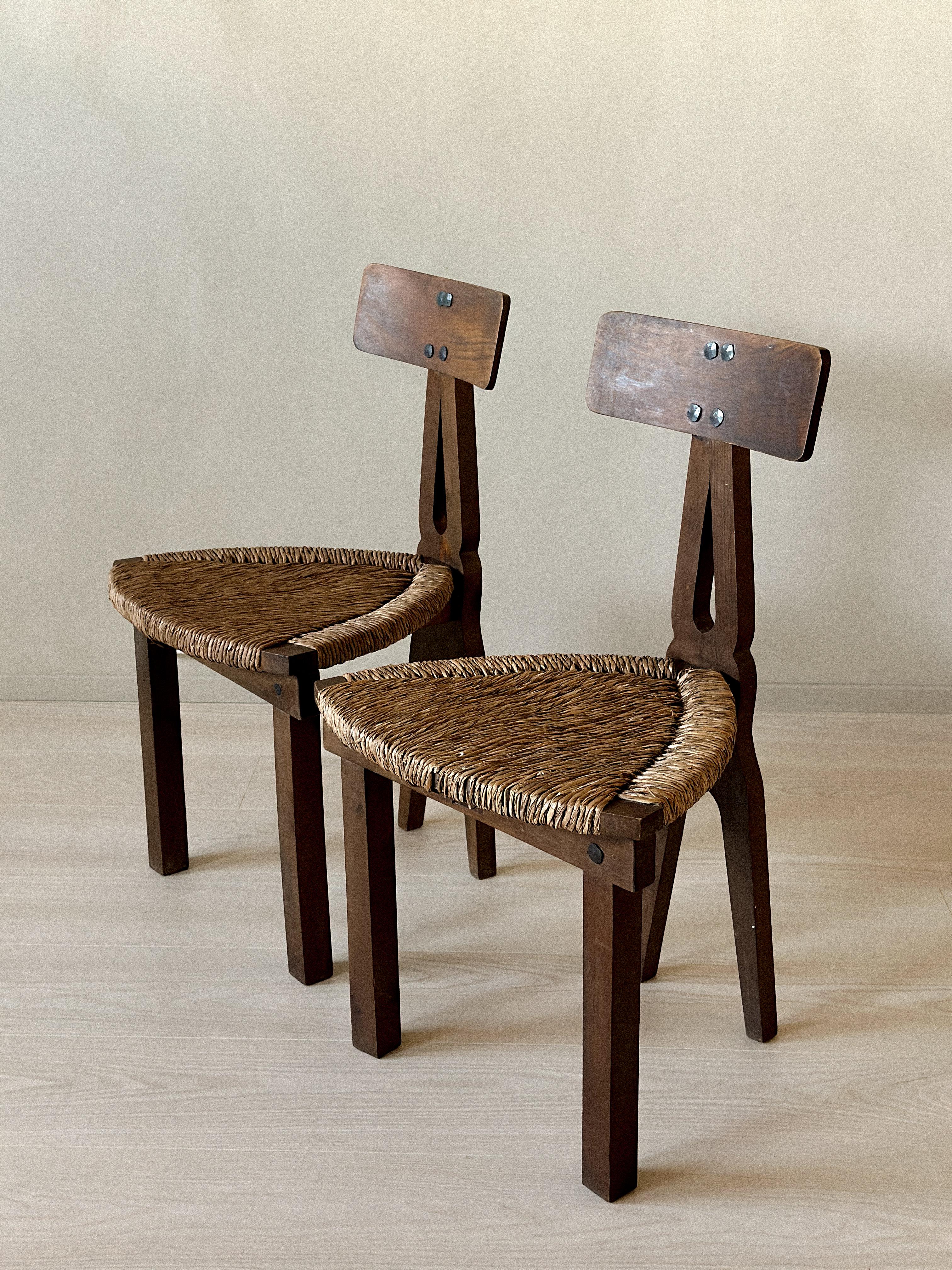 Rustic Fireside Chairs with Sculpted Backrests and Rush Seats, Spain 1960s im Zustand „Gut“ im Angebot in Hønefoss, 30