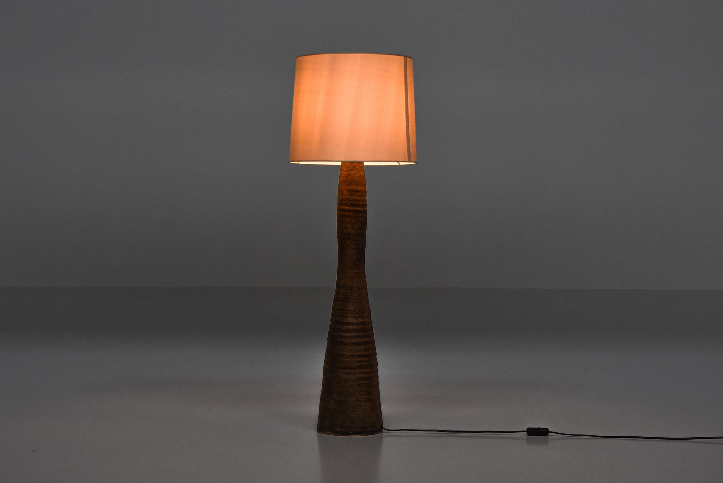 Rustikale Stehlampe mit Keramiksockel, Mid-Century Modern, Italien, 1940er Jahre; 

Diese rustikale Stehlampe hat einen Keramiksockel und einen runden Lampensockel aus Stoff. Ein ideales Stück, um ein Interieur zu erhellen, das einen warmen