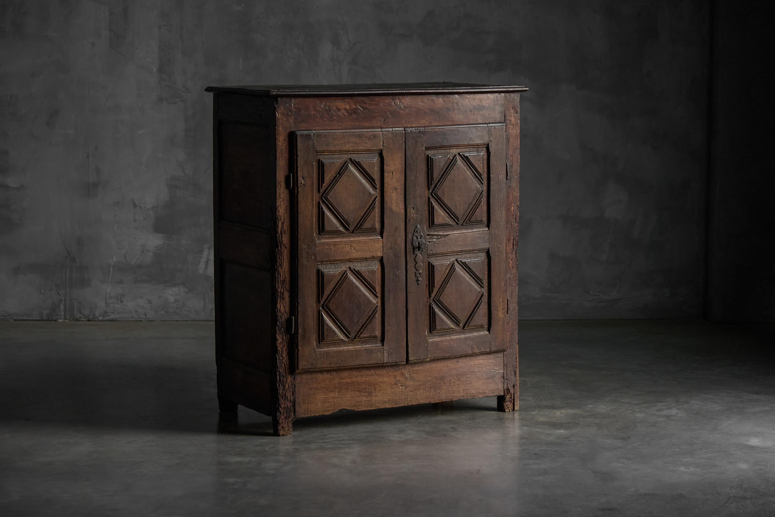 Buffet rustique d'art populaire, France, XVIIIe siècle Bon état - En vente à Antwerp, BE