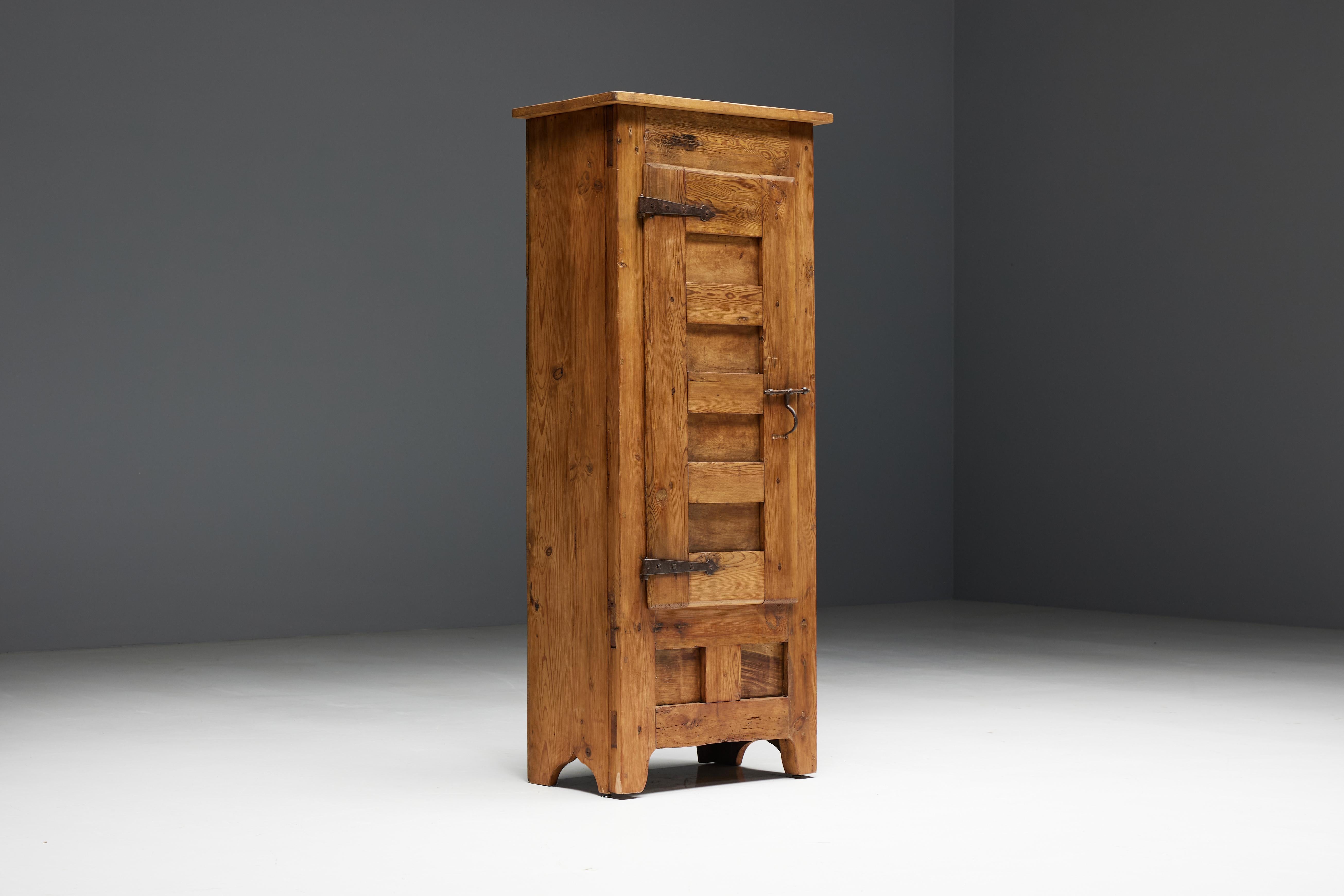 Rustic Folk Art Cabinet, France, 18th Century In Excellent Condition For Sale In Antwerp, BE