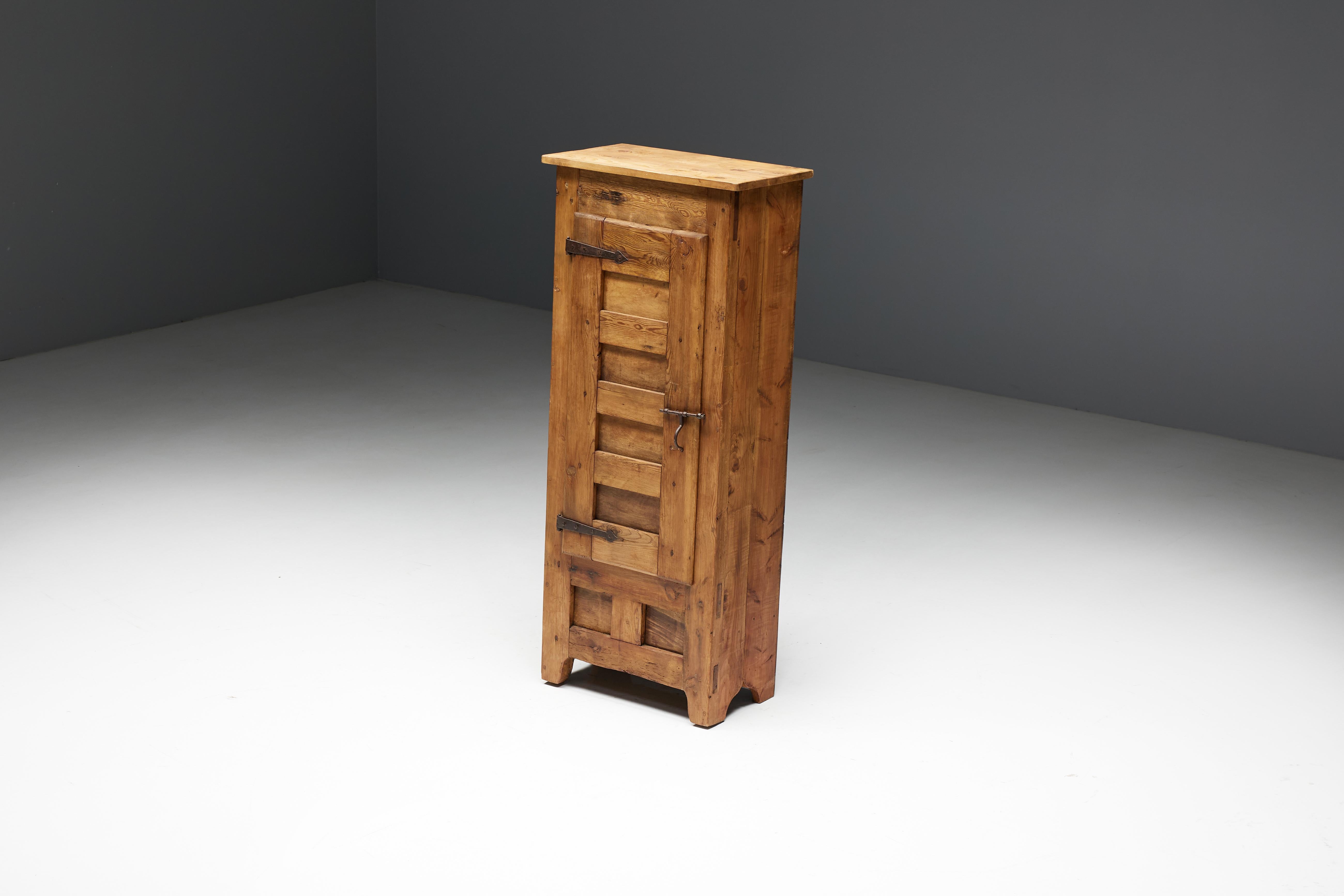 Rustikaler Volkskunstschrank, Frankreich, 18. Jahrhundert (Holz) im Angebot