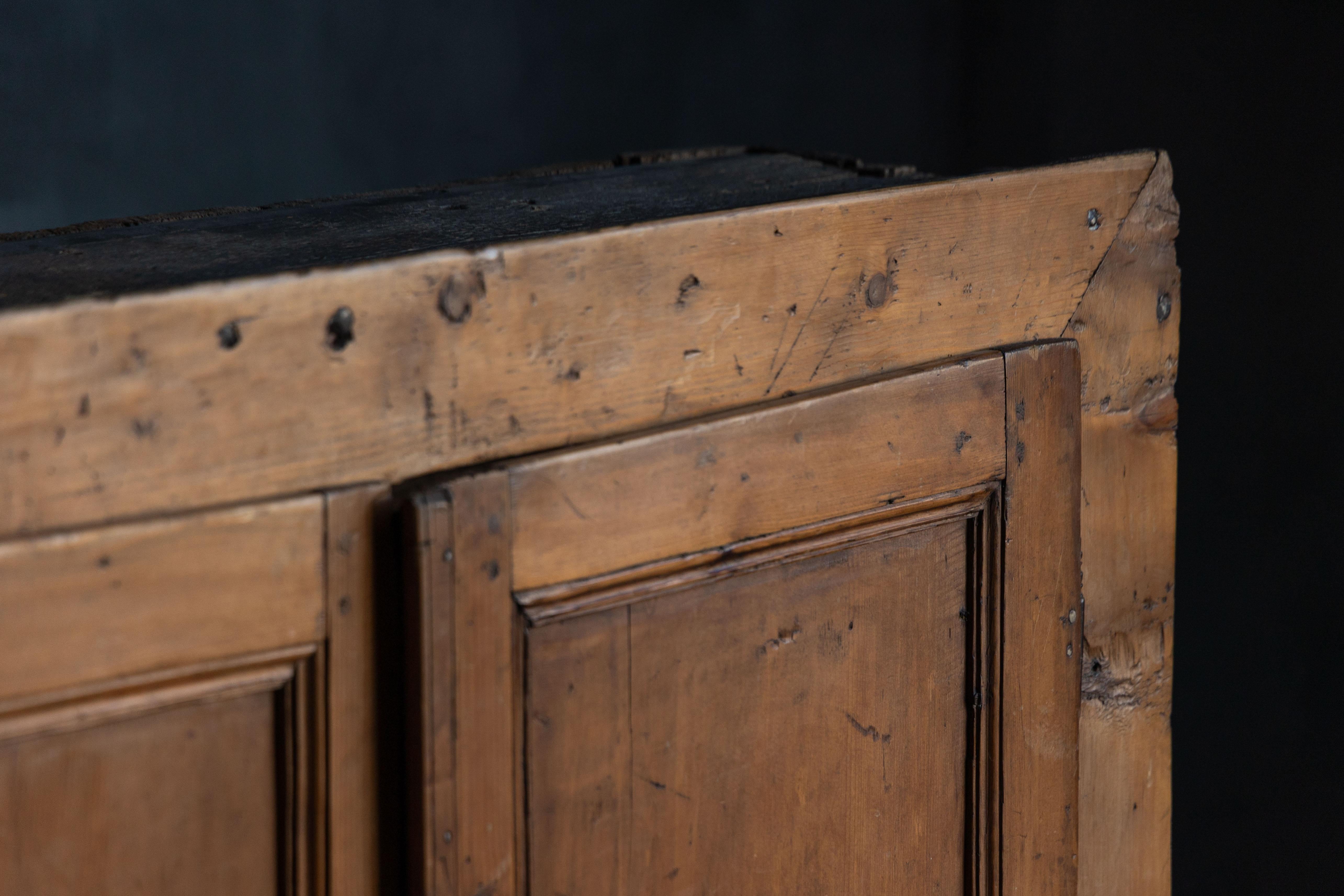 Questo mobile offre un ampio spazio di archiviazione grazie a due spaziosi ripiani nascosti dietro le ante, che lo rendono tanto pratico quanto bello. Il suo design raffinato è impreziosito dai dettagli intagliati sui piedini, che mostrano una