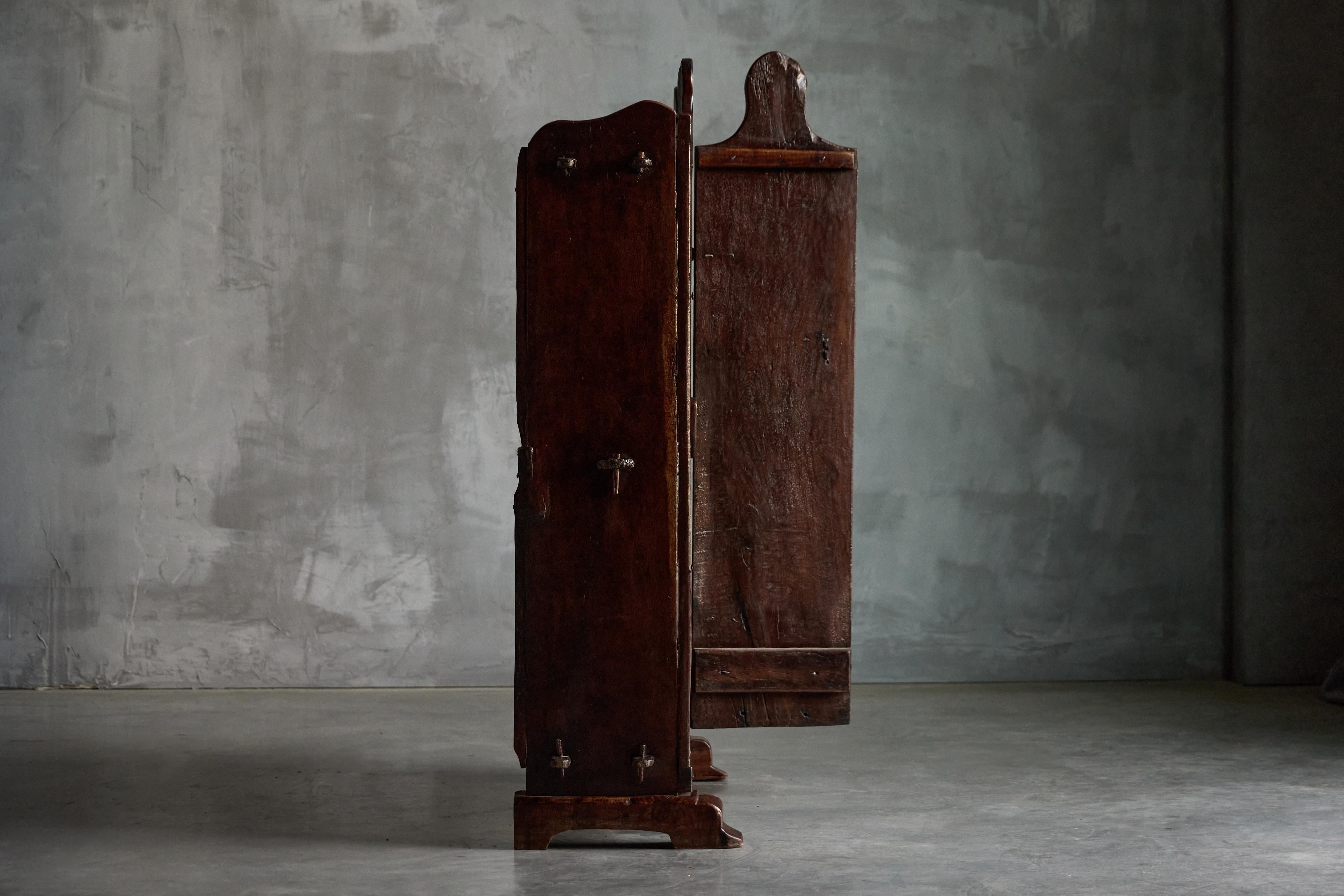 Cabinet rustique d'art populaire, Espagne, 19e siècle en vente 3