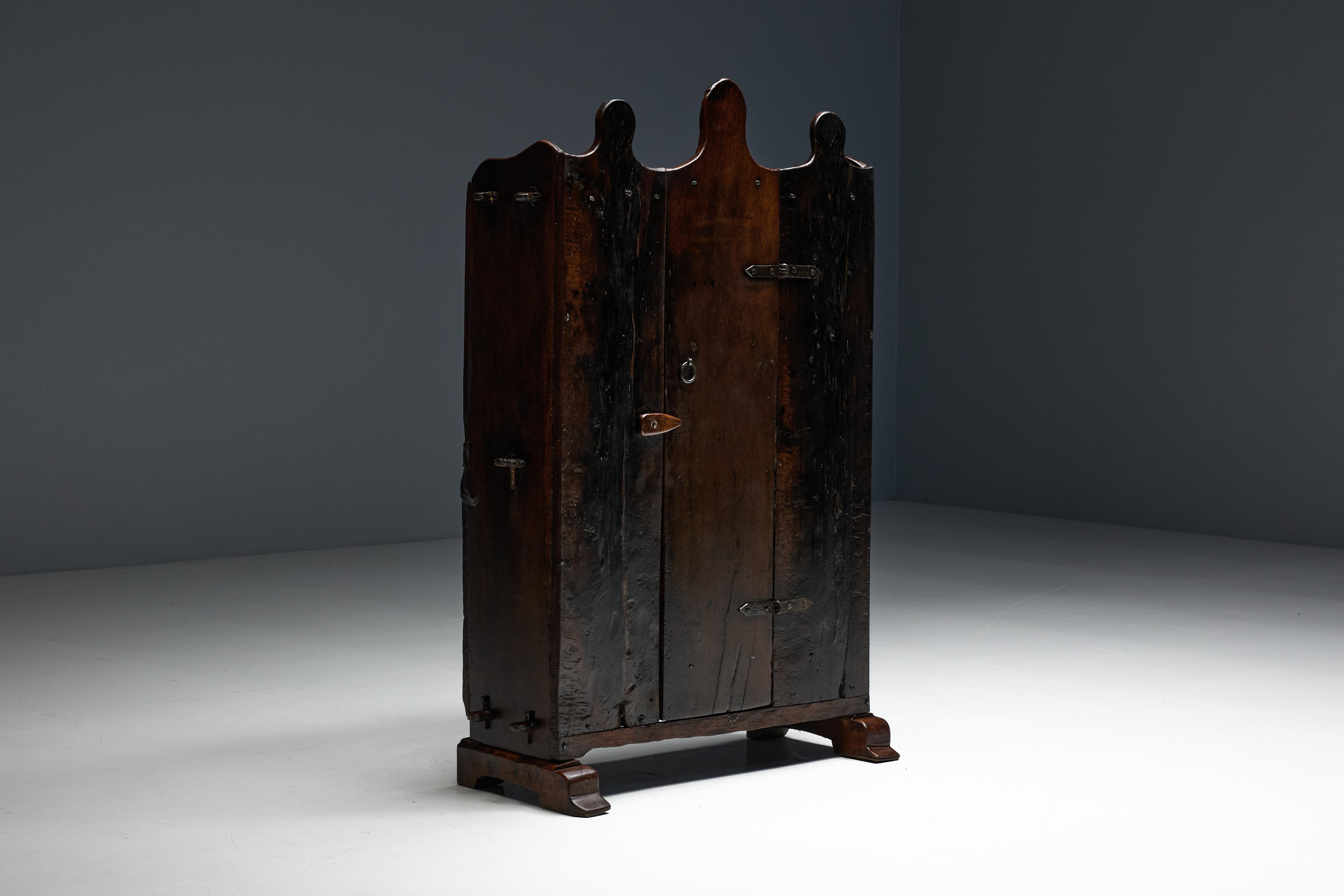 Cabinet rustique d'art populaire, Espagne, 19e siècle en vente 4