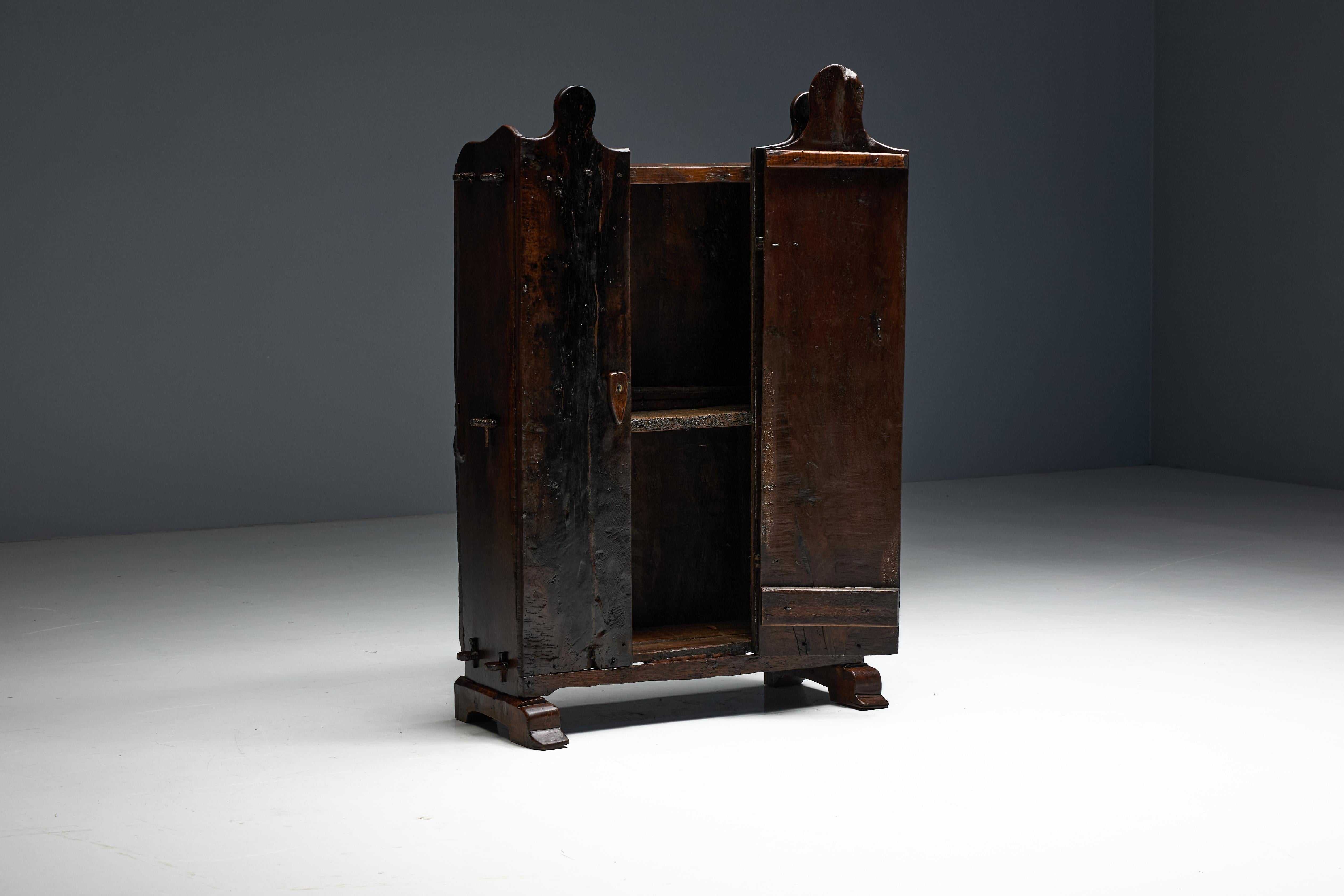 Cabinet rustique d'art populaire, Espagne, 19e siècle en vente 9