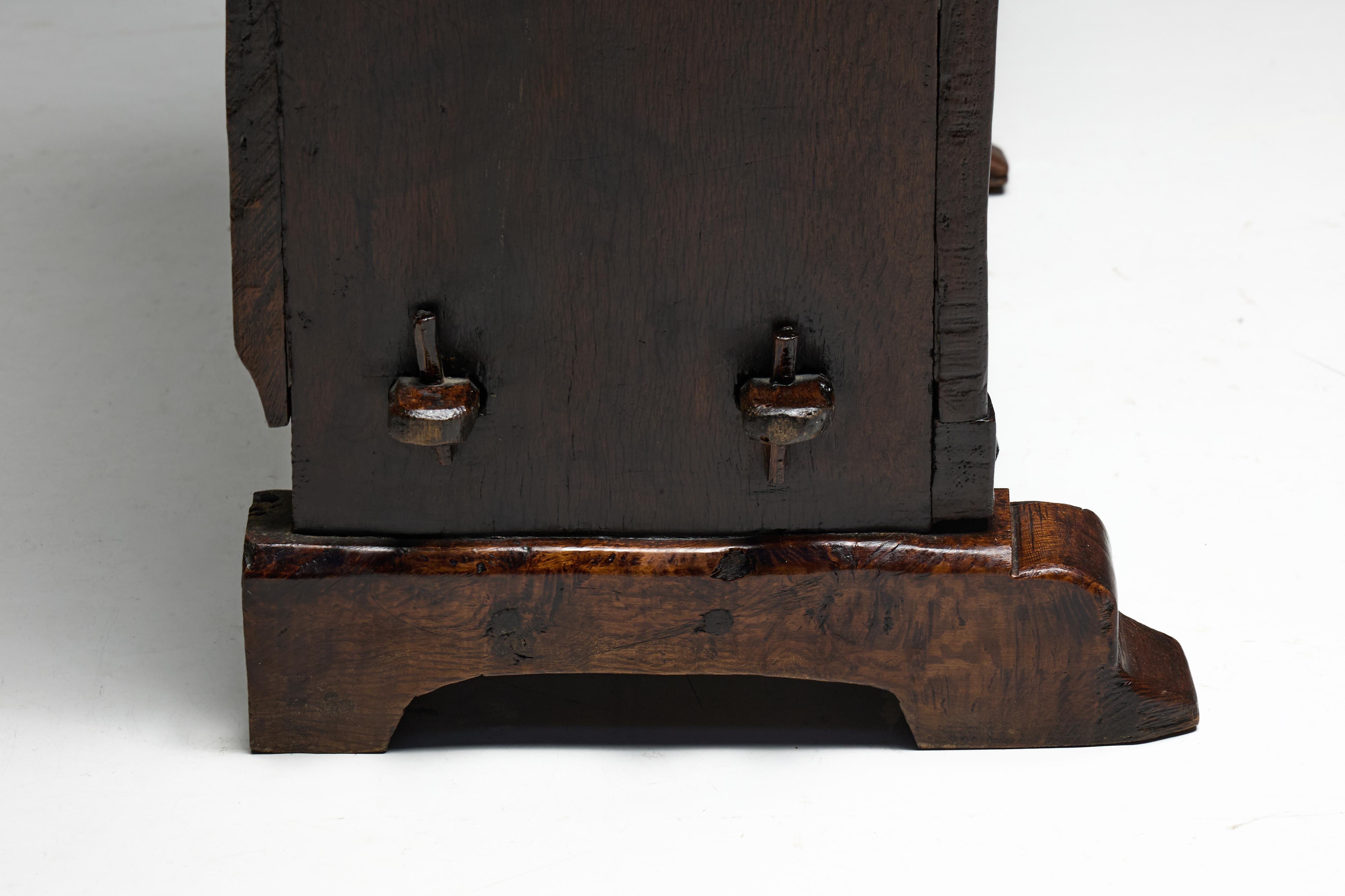 Cabinet rustique d'art populaire, Espagne, 19e siècle en vente 11