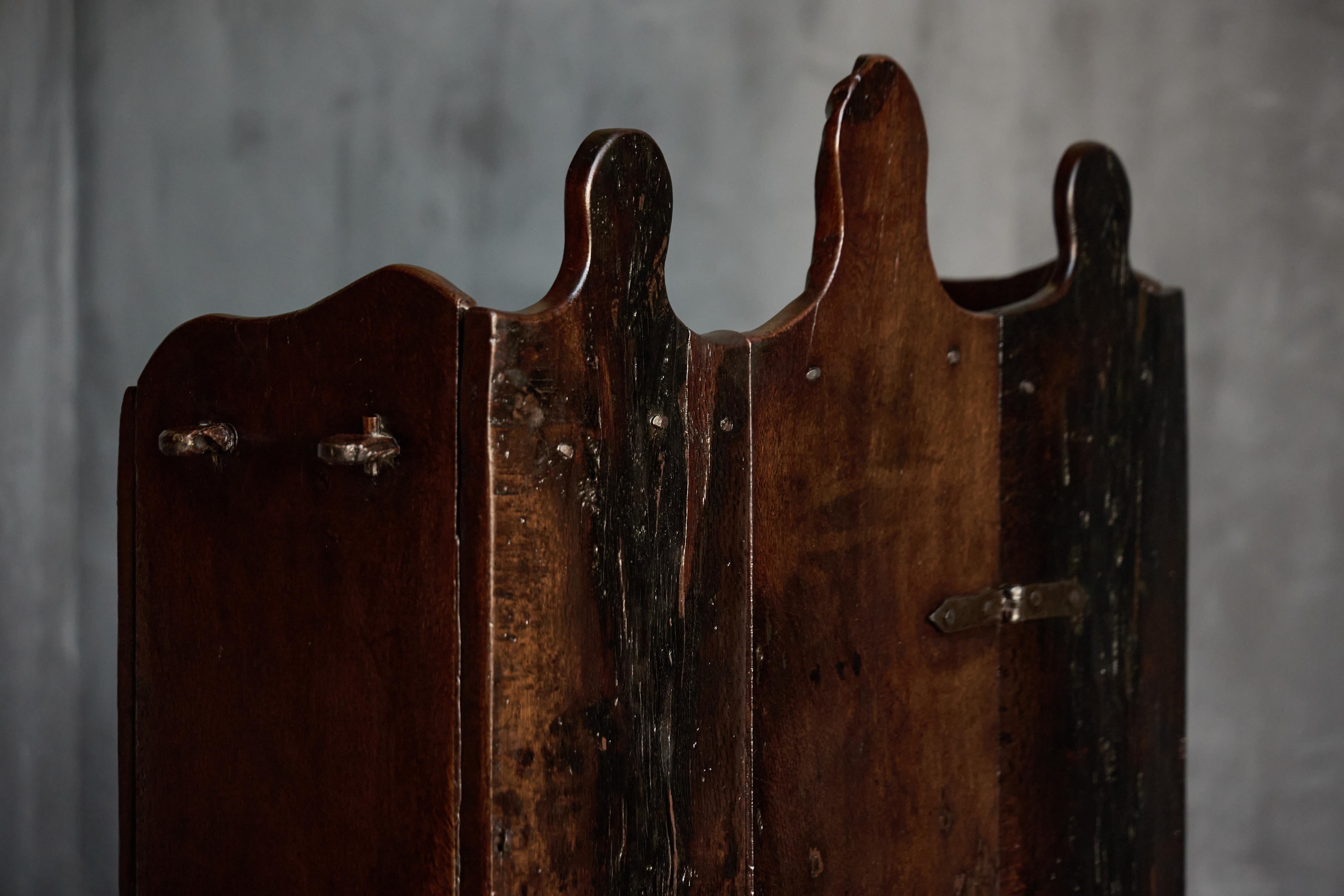 Rustique Cabinet rustique d'art populaire, Espagne, 19e siècle en vente
