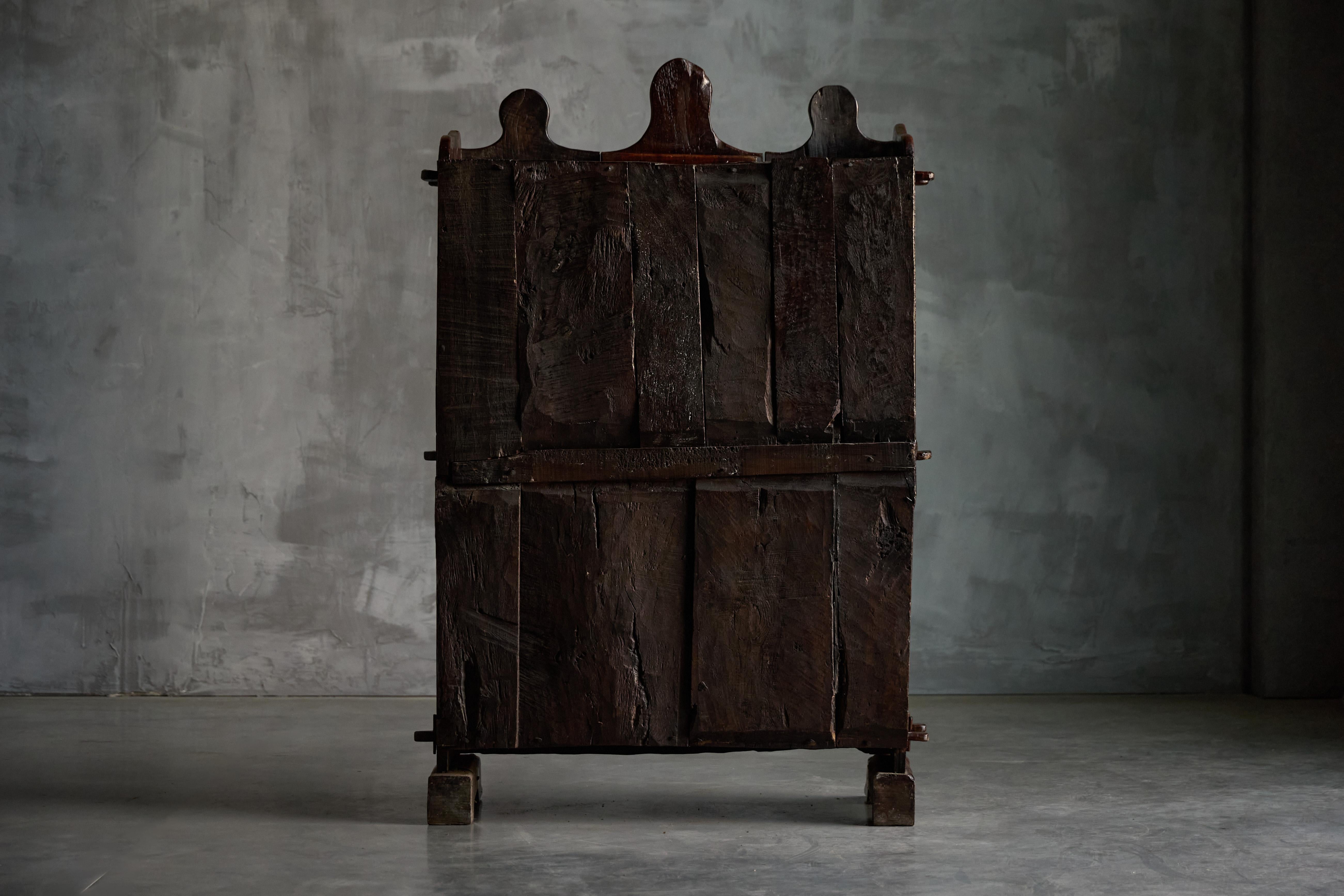 Cabinet rustique d'art populaire, Espagne, 19e siècle en vente 1