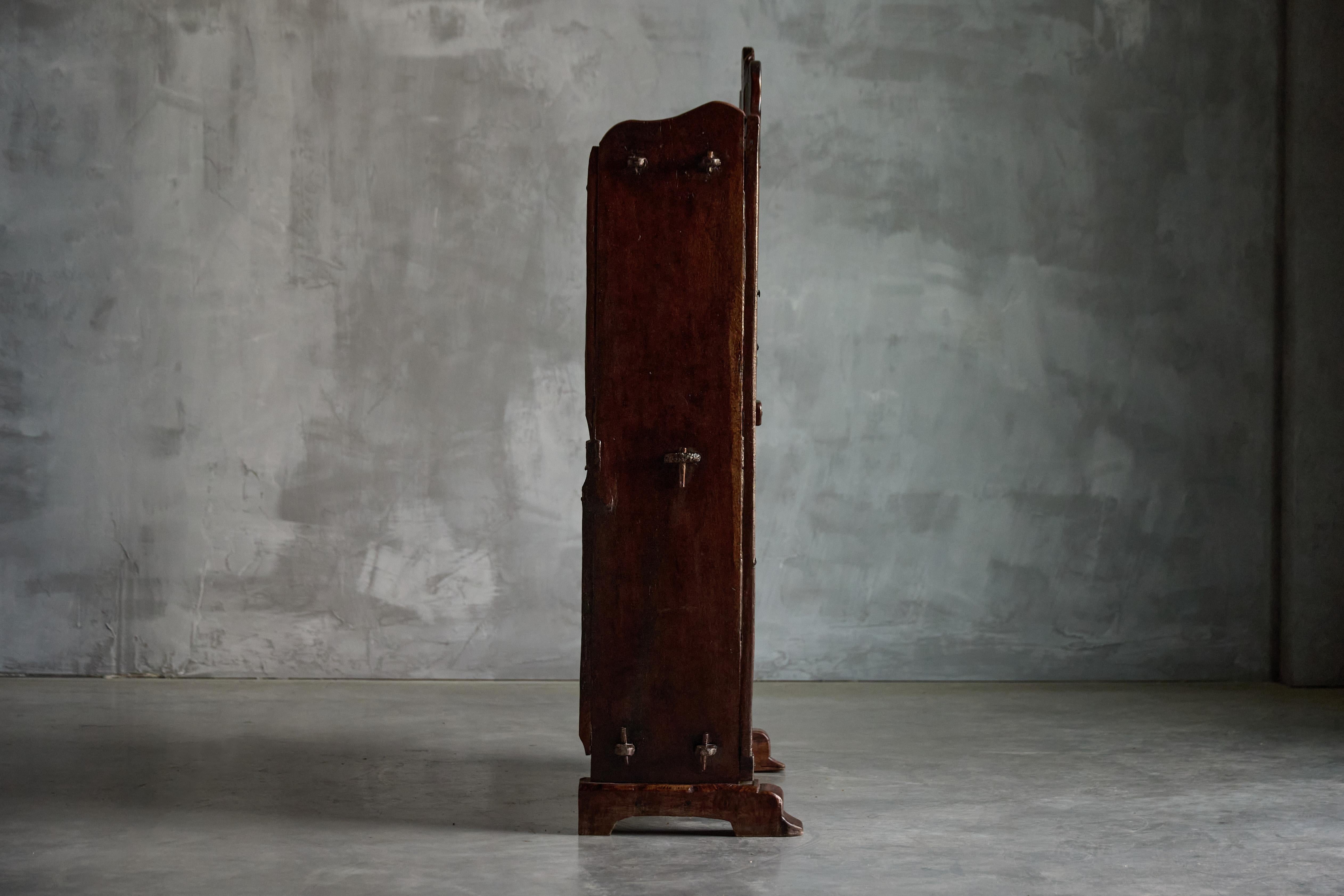 Cabinet rustique d'art populaire, Espagne, 19e siècle en vente 2