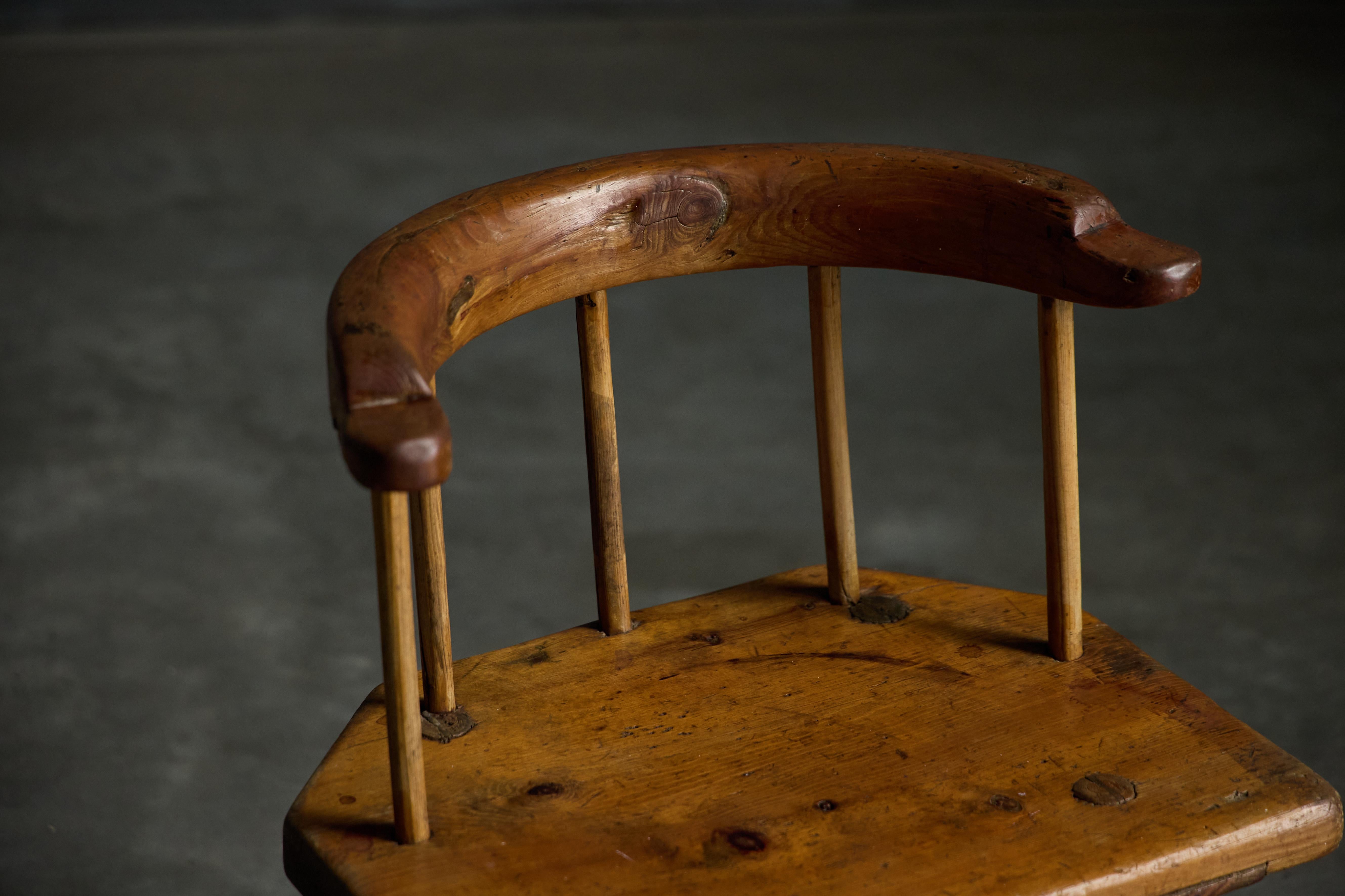 Cette charmante chaise basse du Tyrol, en Autriche, datant du XIXe siècle, est un bel exemple d'artisanat populaire. Fabriqué en bois massif, il présente un design robuste mais élégant qui reflète l'art traditionnel de la région. Parfait comme pièce