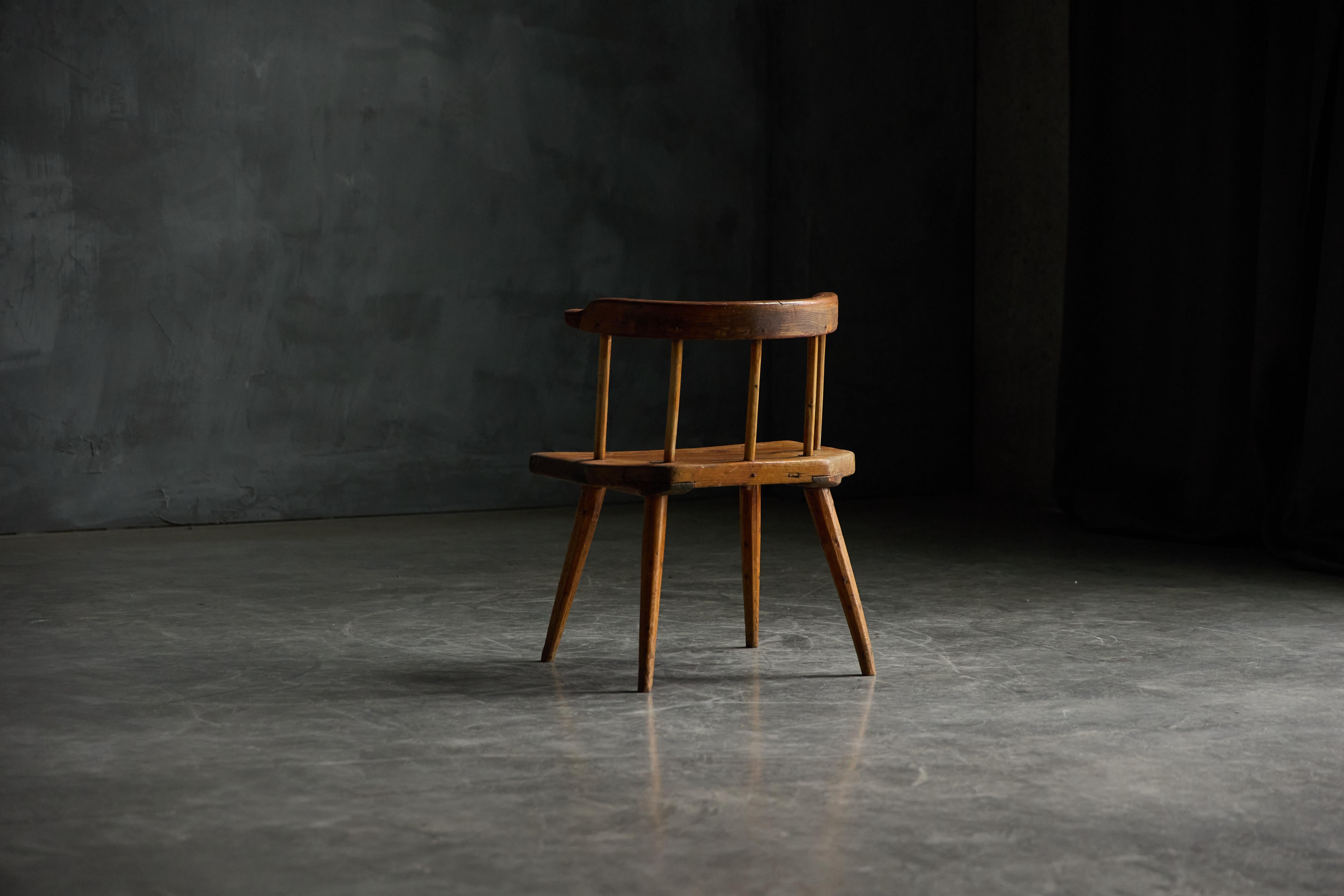 Tabouret rustique d'art populaire, Autriche, XIXe siècle Excellent état - En vente à Antwerp, BE