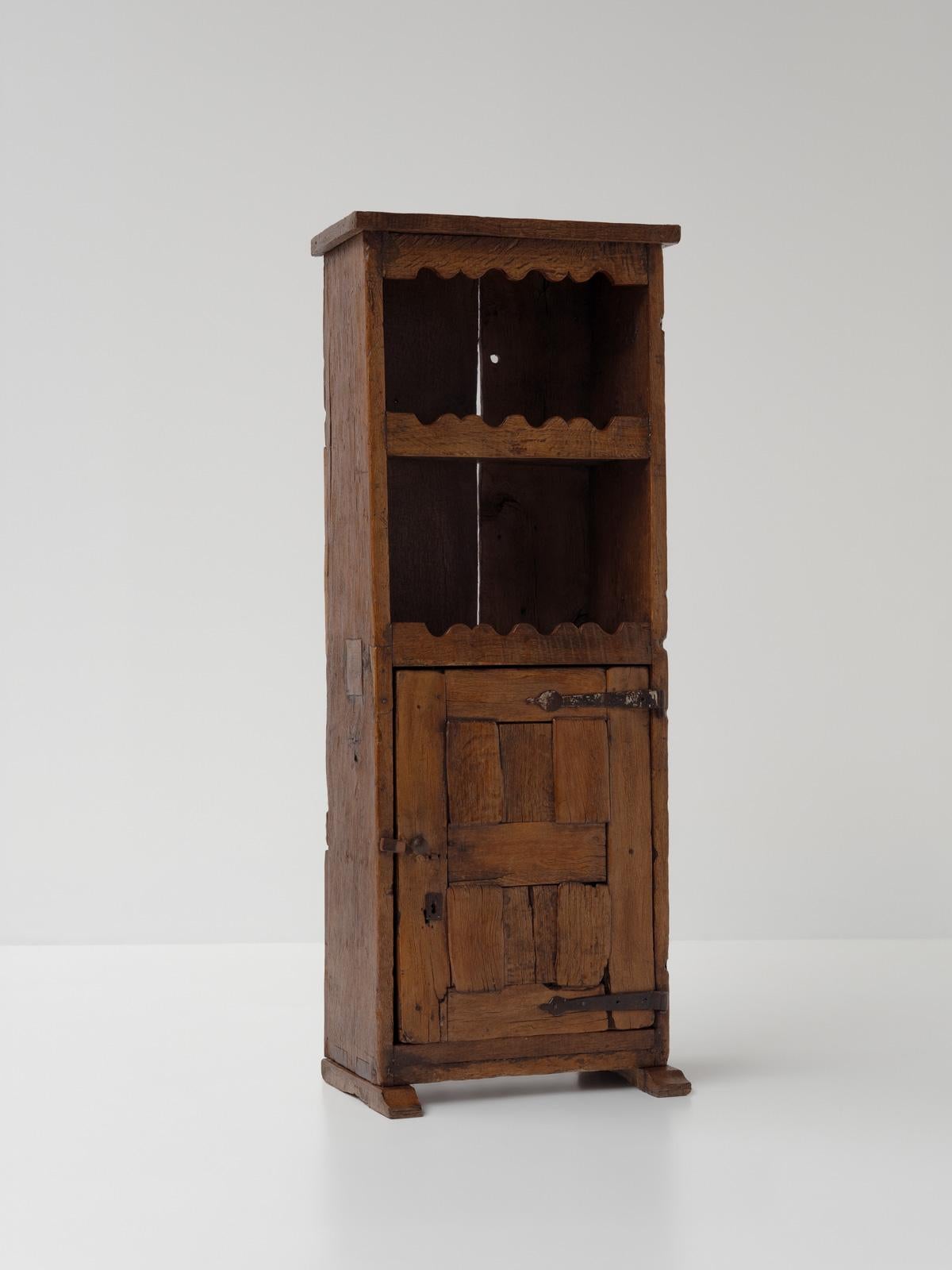 Cabinet rustique, travail populaire, art populaire, folk art, primitif, 19e siècle

Ce meuble rustique de travail populaire, fabriqué à la main en bois massif en France vers 1800, incarne l'essence de l'héritage culturel et de l'artisanat