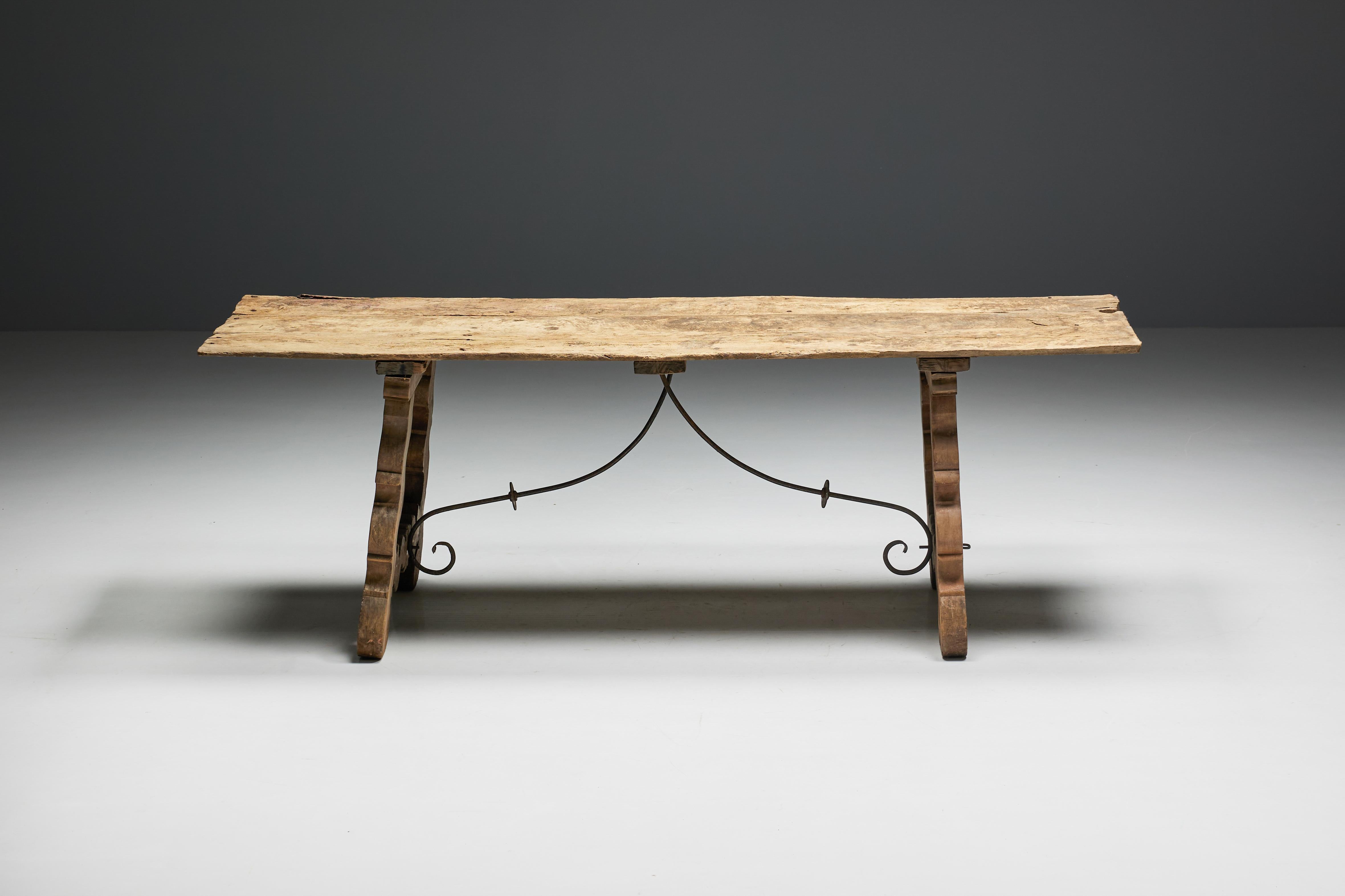 Fabriquée dans la région de Catalogne vers 1870, cette table à tréteaux espagnole du XIXe siècle est un chef-d'œuvre rustique. Fabriqué à la main en chêne massif, il bénéficie d'une finition blanchie qui rehausse sa beauté intemporelle et révèle le