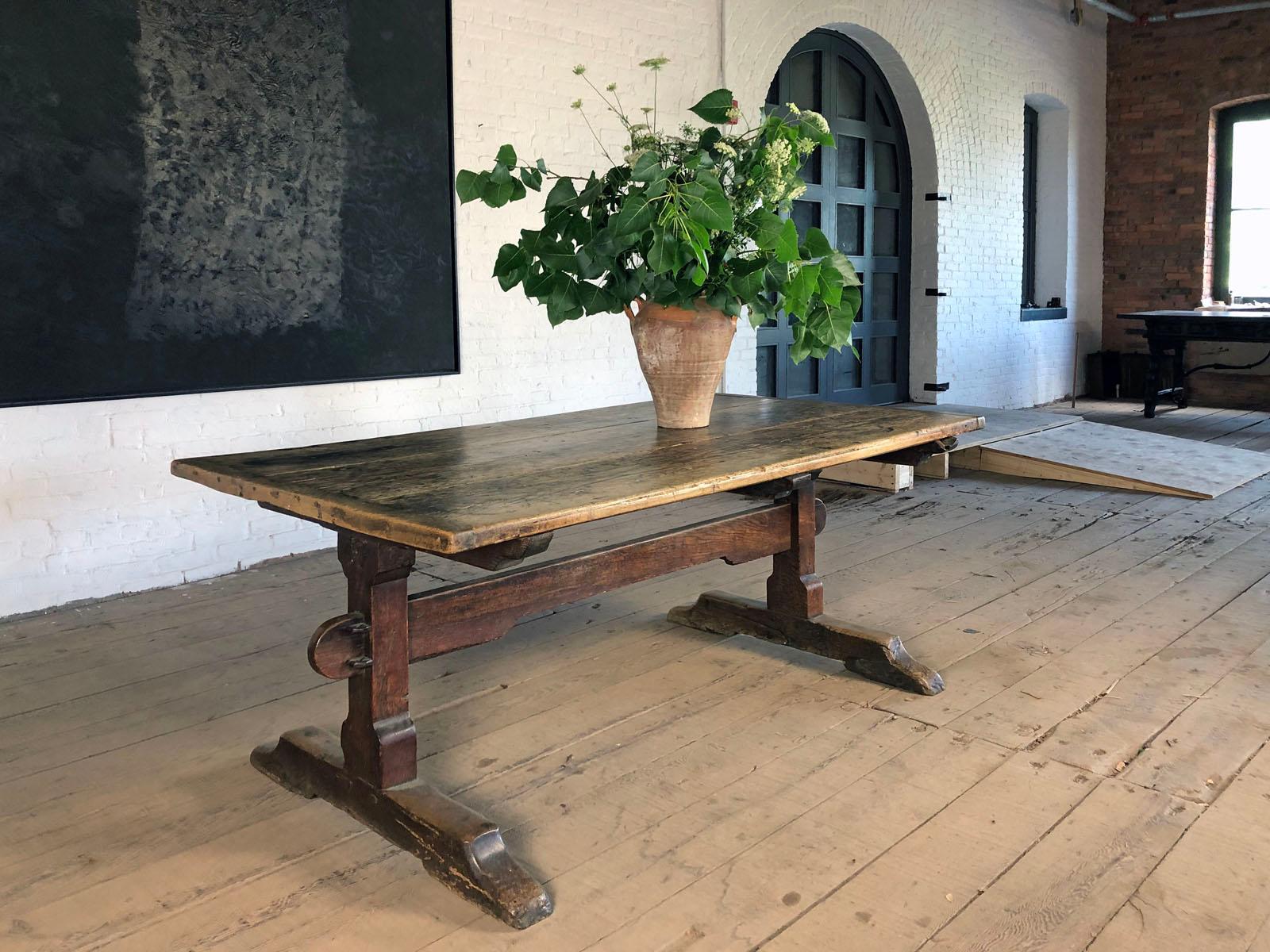 Rustique Table à tréteaux/table de salle à manger rustique française du XVIIe siècle en chêne et châtaignier en vente