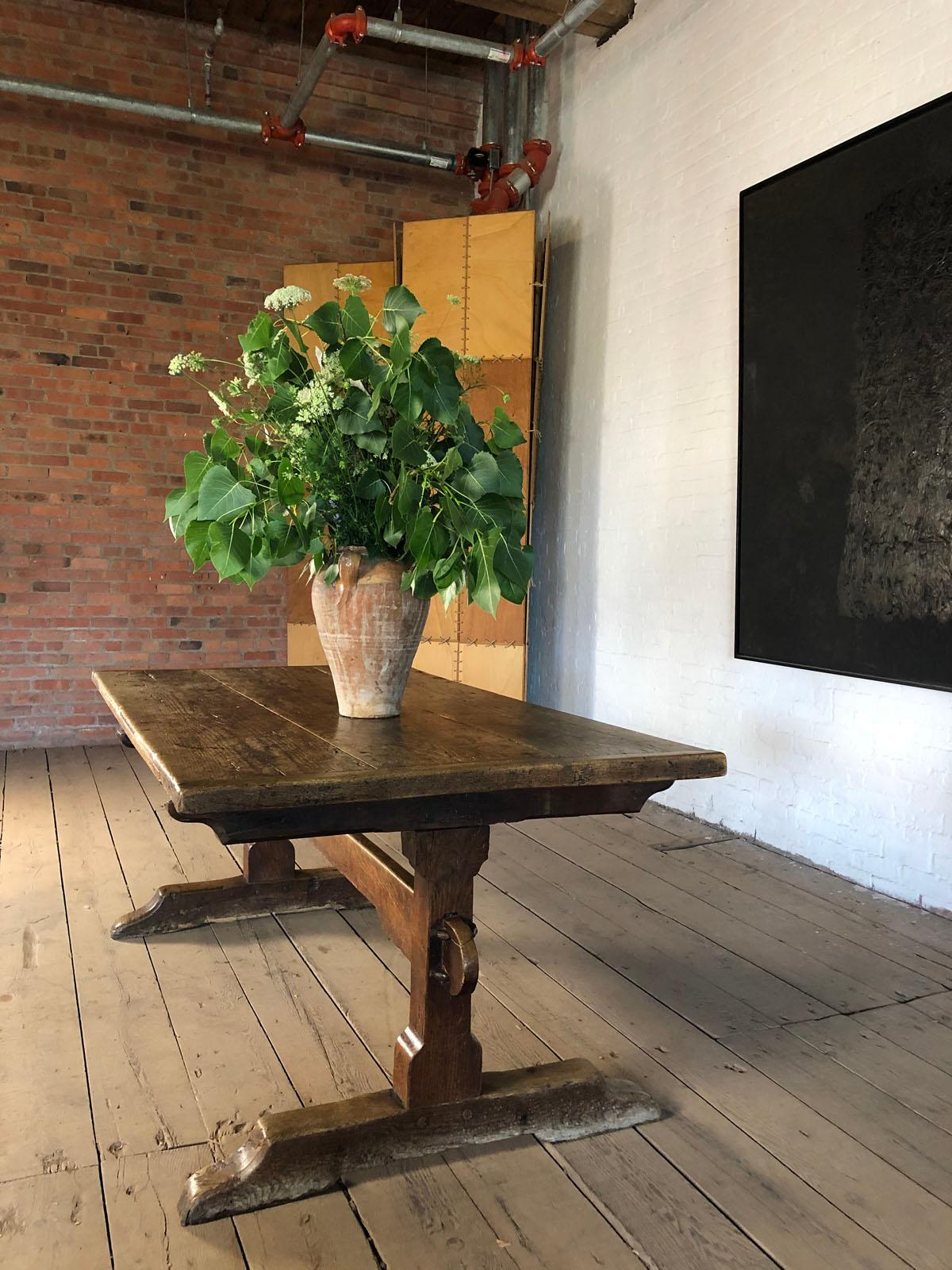 Table à tréteaux/table de salle à manger rustique française du XVIIe siècle en chêne et châtaignier Bon état - En vente à Troy, NY