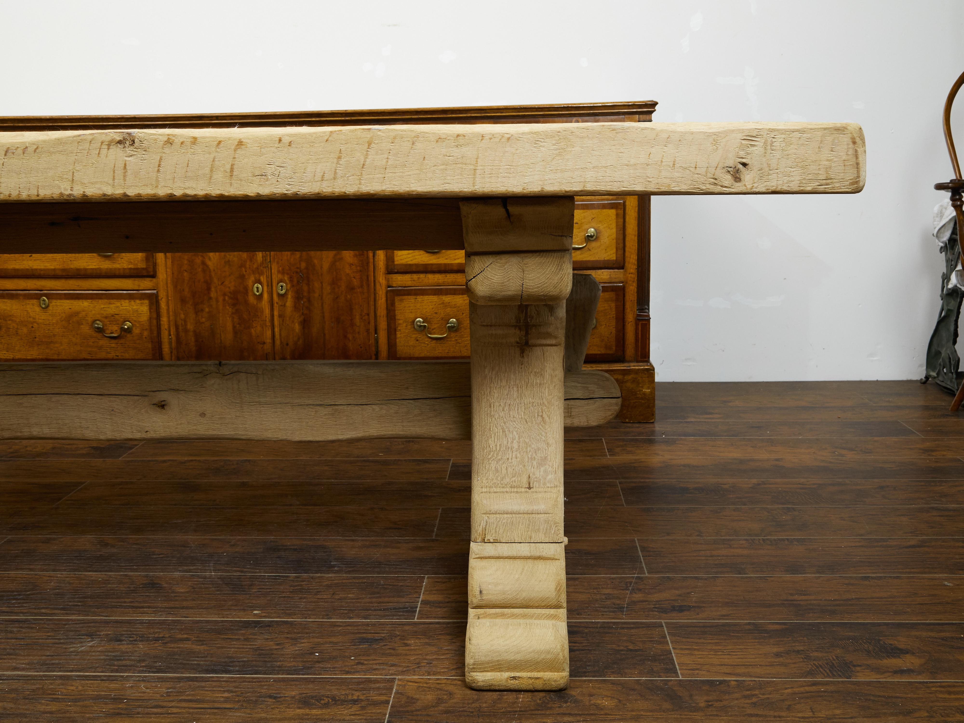 Français Table de ferme rustique française en chêne des années 1880 avec base à tréteaux et patine naturelle en vente