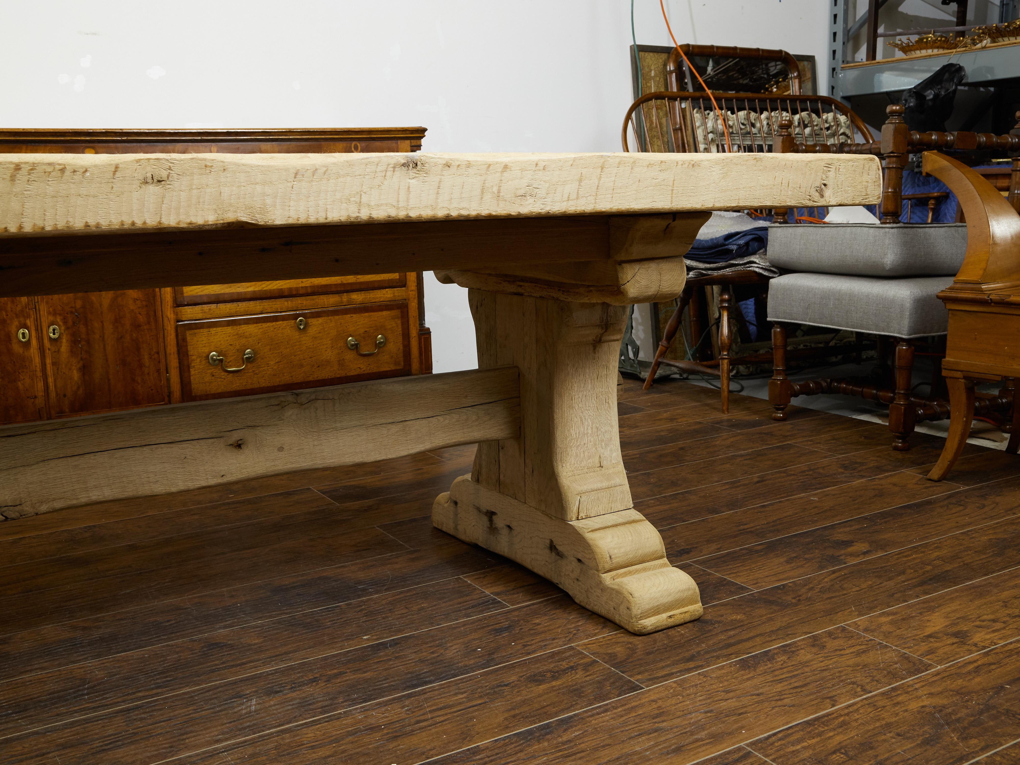 Table de ferme rustique française en chêne des années 1880 avec base à tréteaux et patine naturelle Bon état - En vente à Atlanta, GA