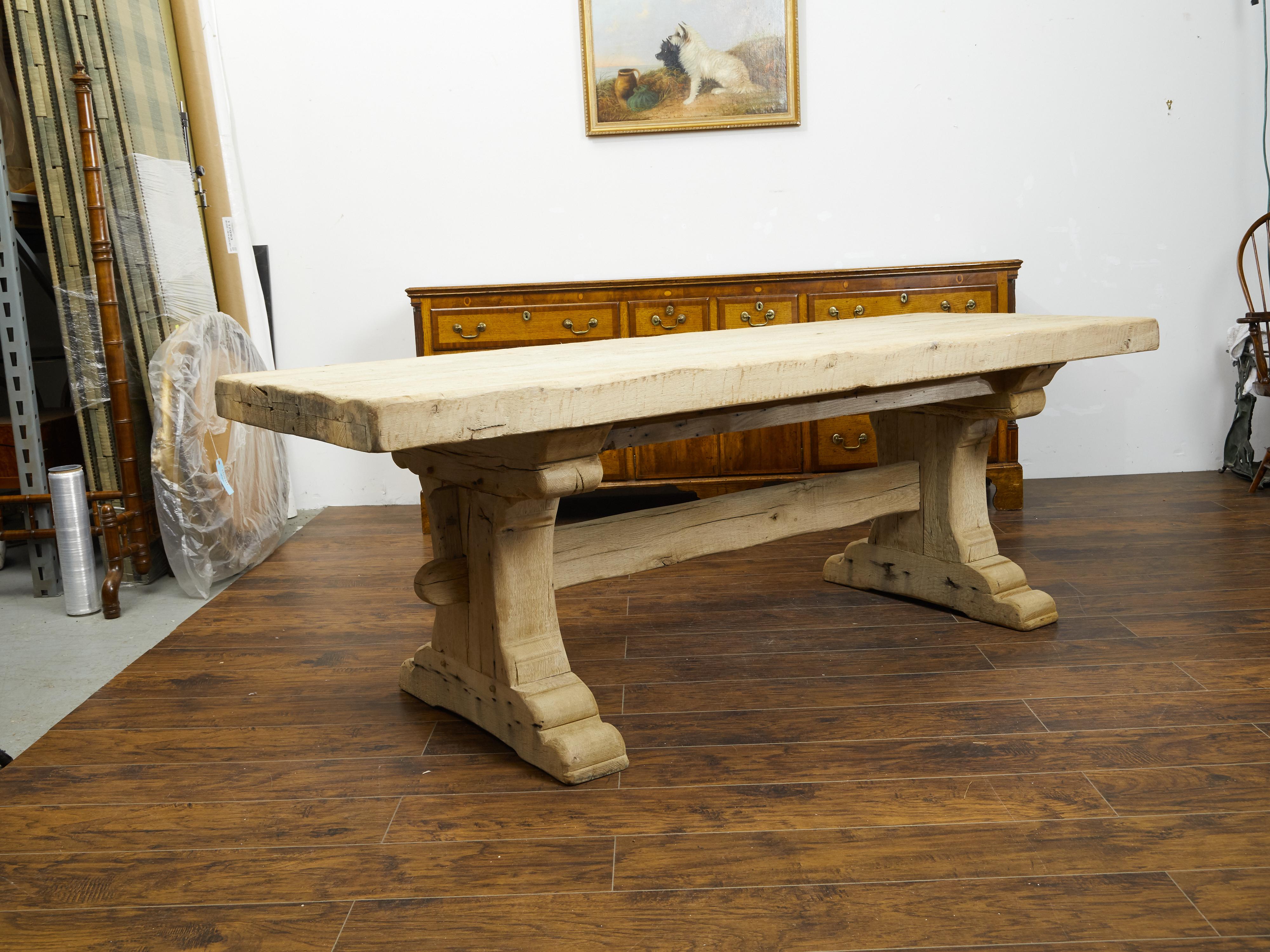 XIXe siècle Table de ferme rustique française en chêne des années 1880 avec base à tréteaux et patine naturelle en vente